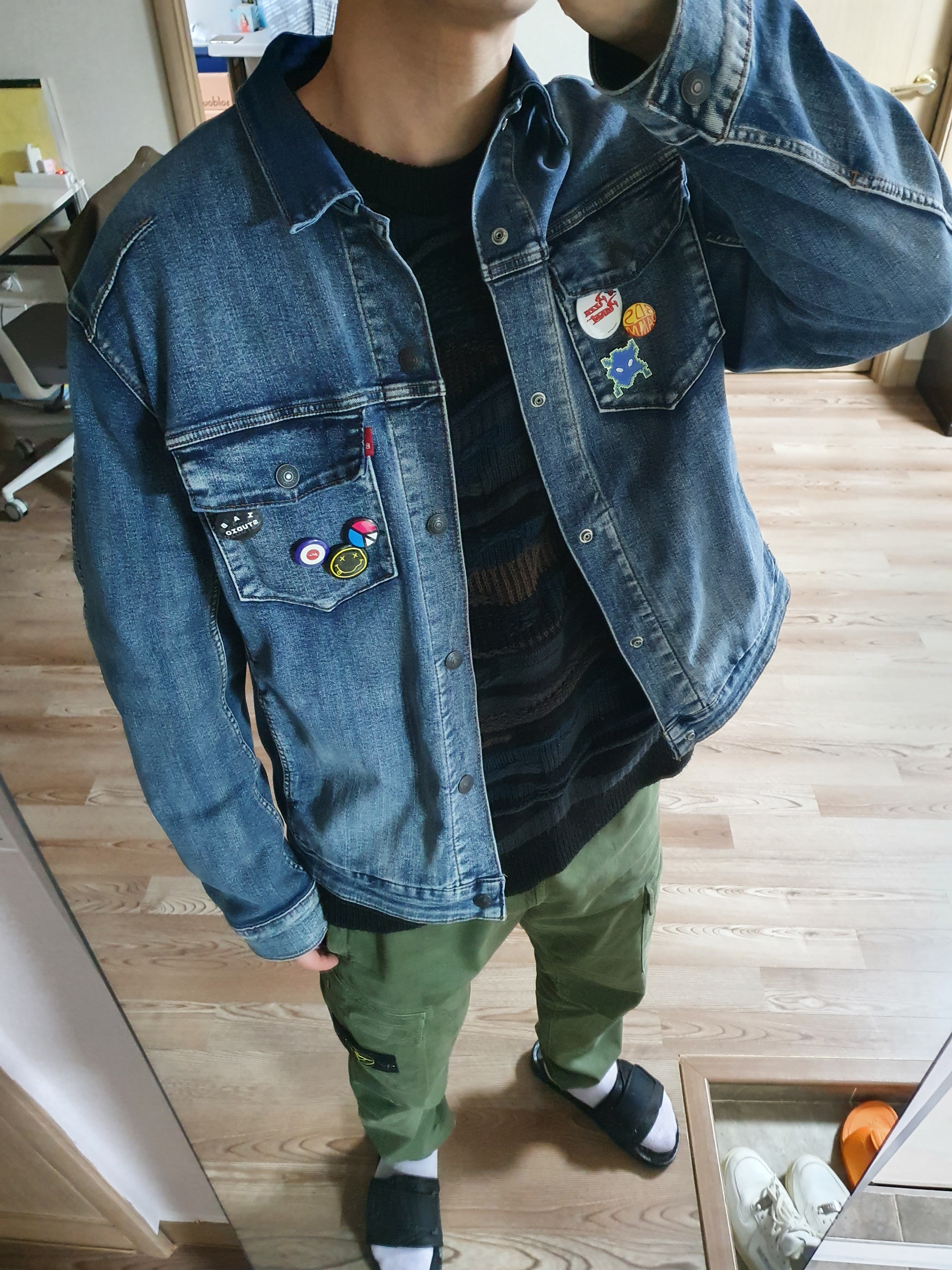 Essentials Track Jacket Alfafa Sage - 20FW, Stone Island 31303 Stretch Cotton Tela Paracadute Cargo Pants Olive Green - 22SS 착용 스타일 - 3
