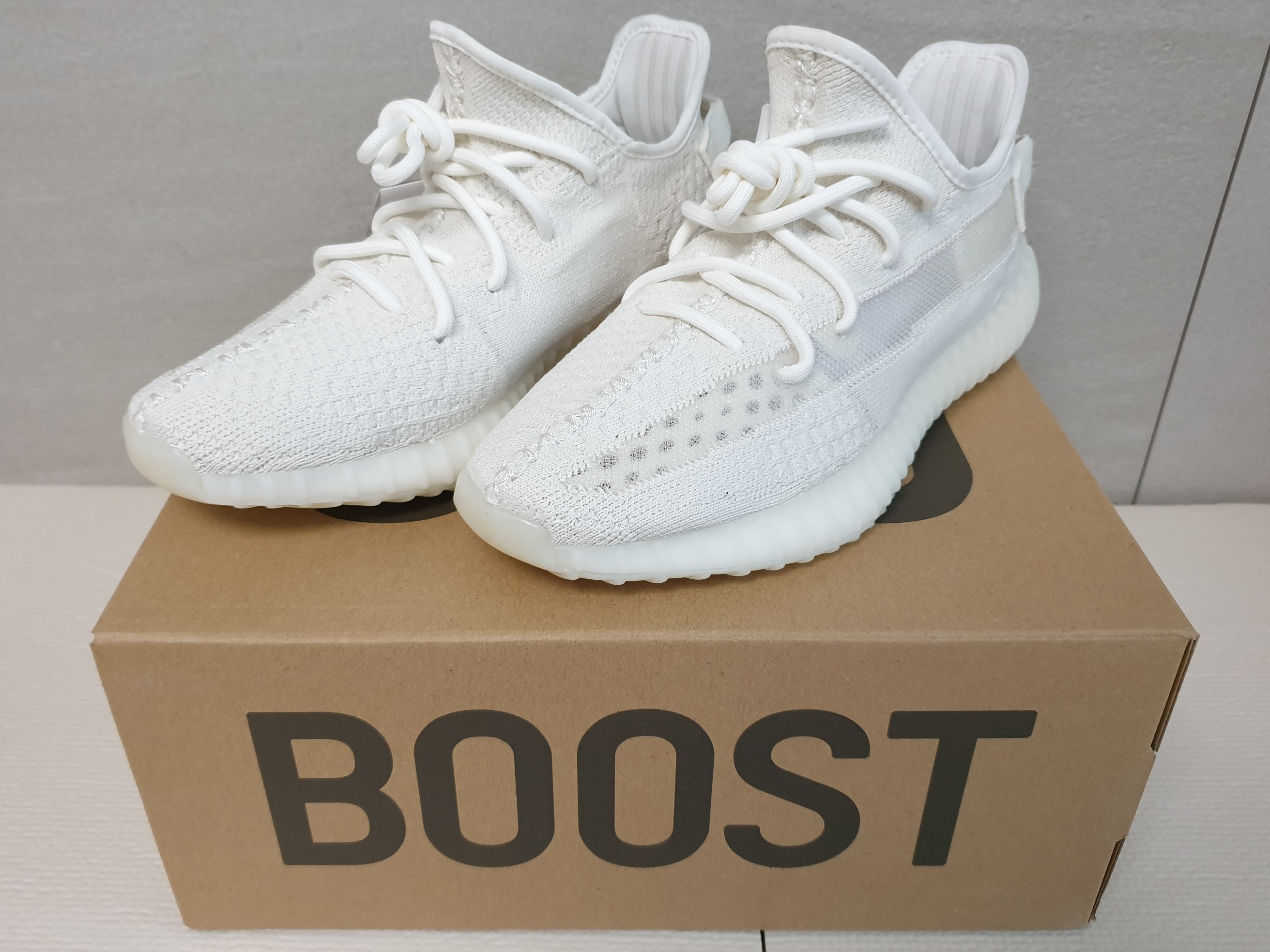 Adidas Yeezy Boost 350 V2 Bone 착용 스타일 - 1