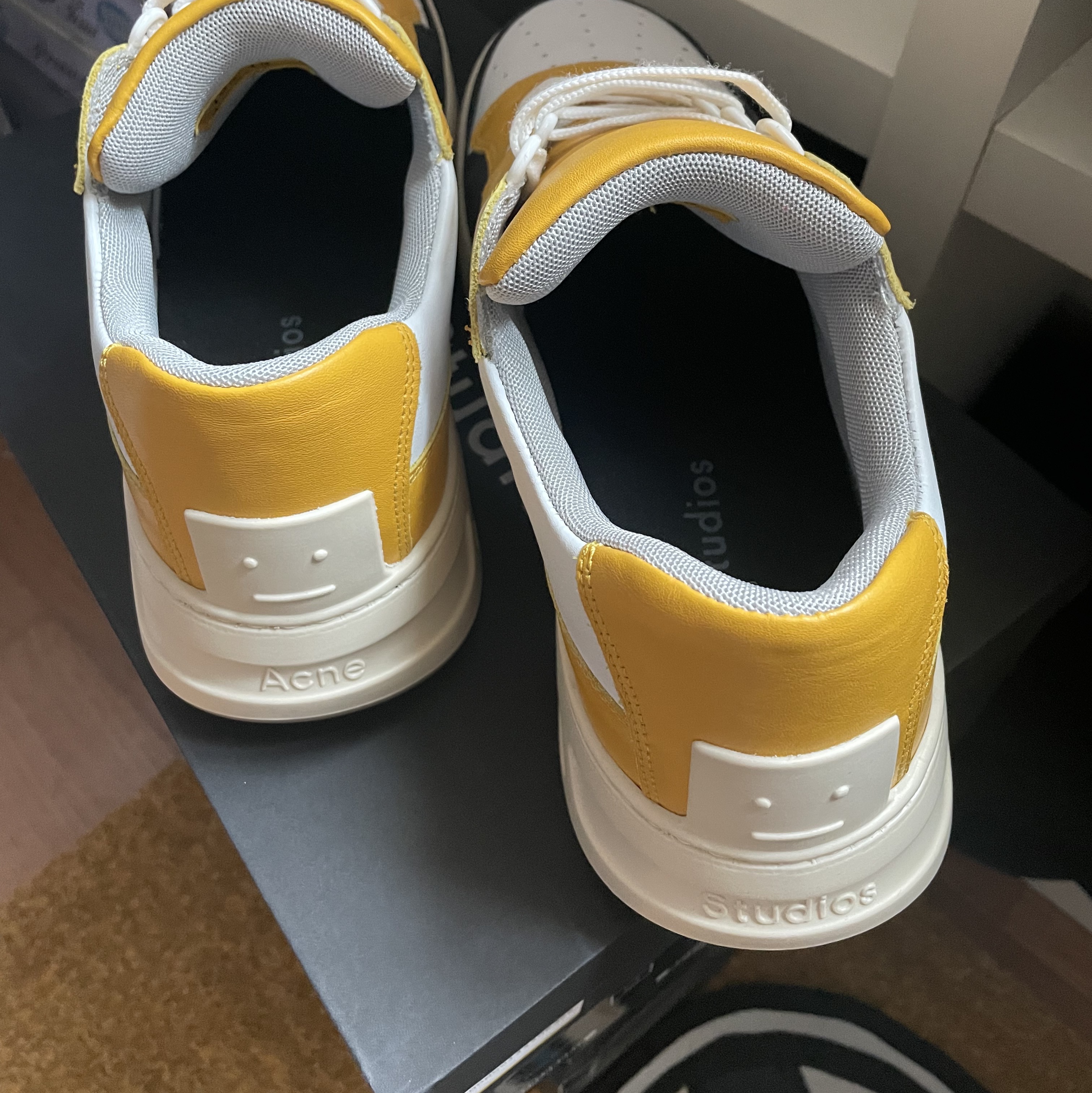 Acne Studios Perey Lace Up Sneakers Yellow Black 착용 스타일 - 2