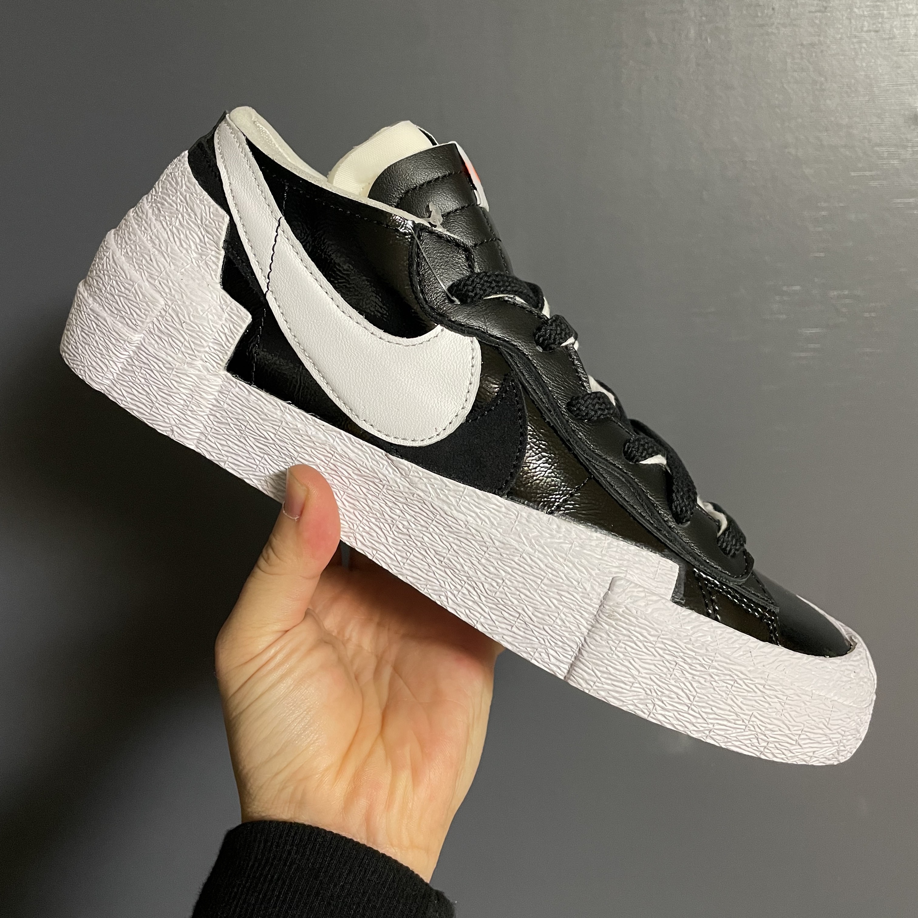 Nike x Sacai Blazer Low Black Patent Leather 착용 스타일 - 2