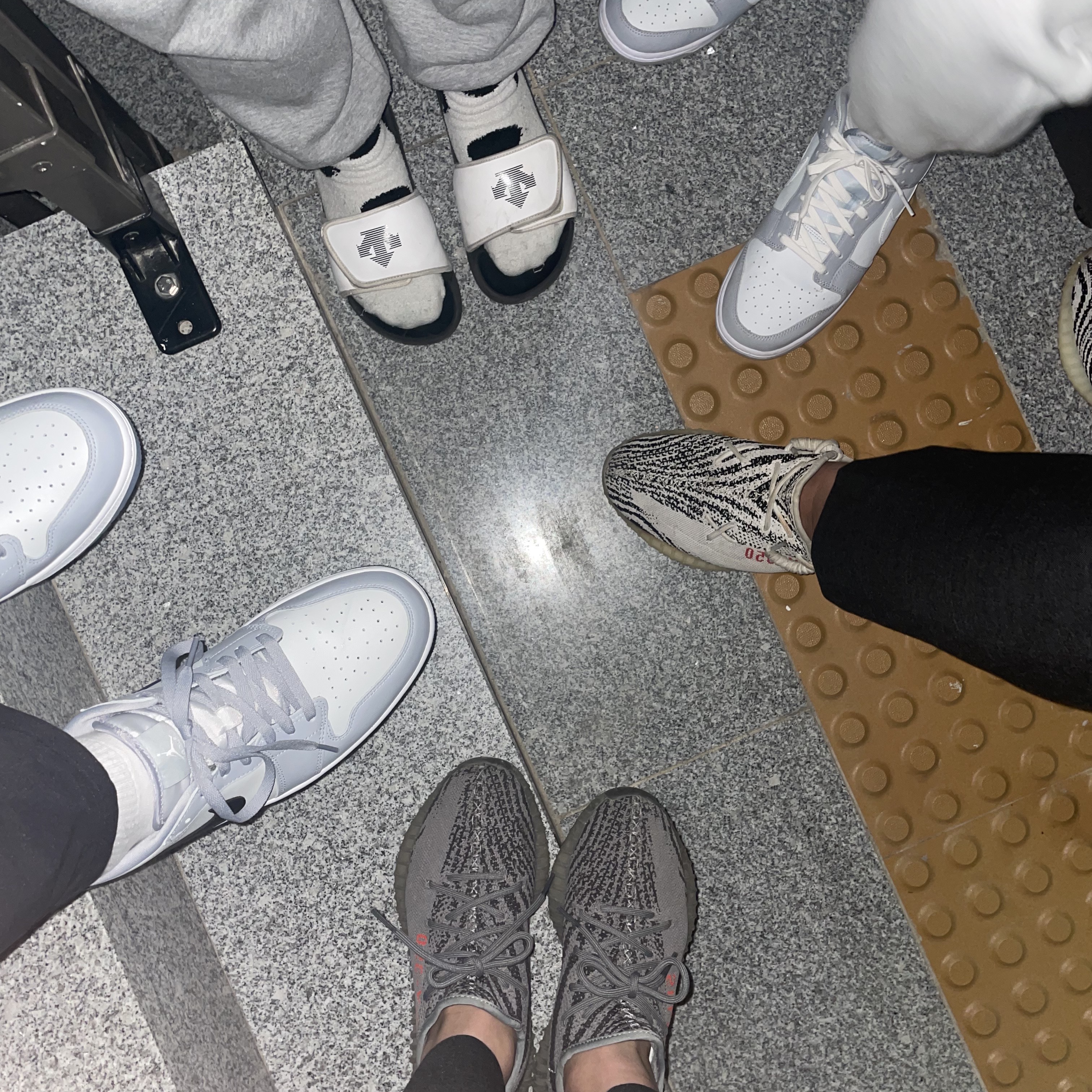 Jordan 1 Low Golf Wolf Grey, Adidas Yeezy Boost 350 V2 Zebra 2017/2019/2020 착용 스타일