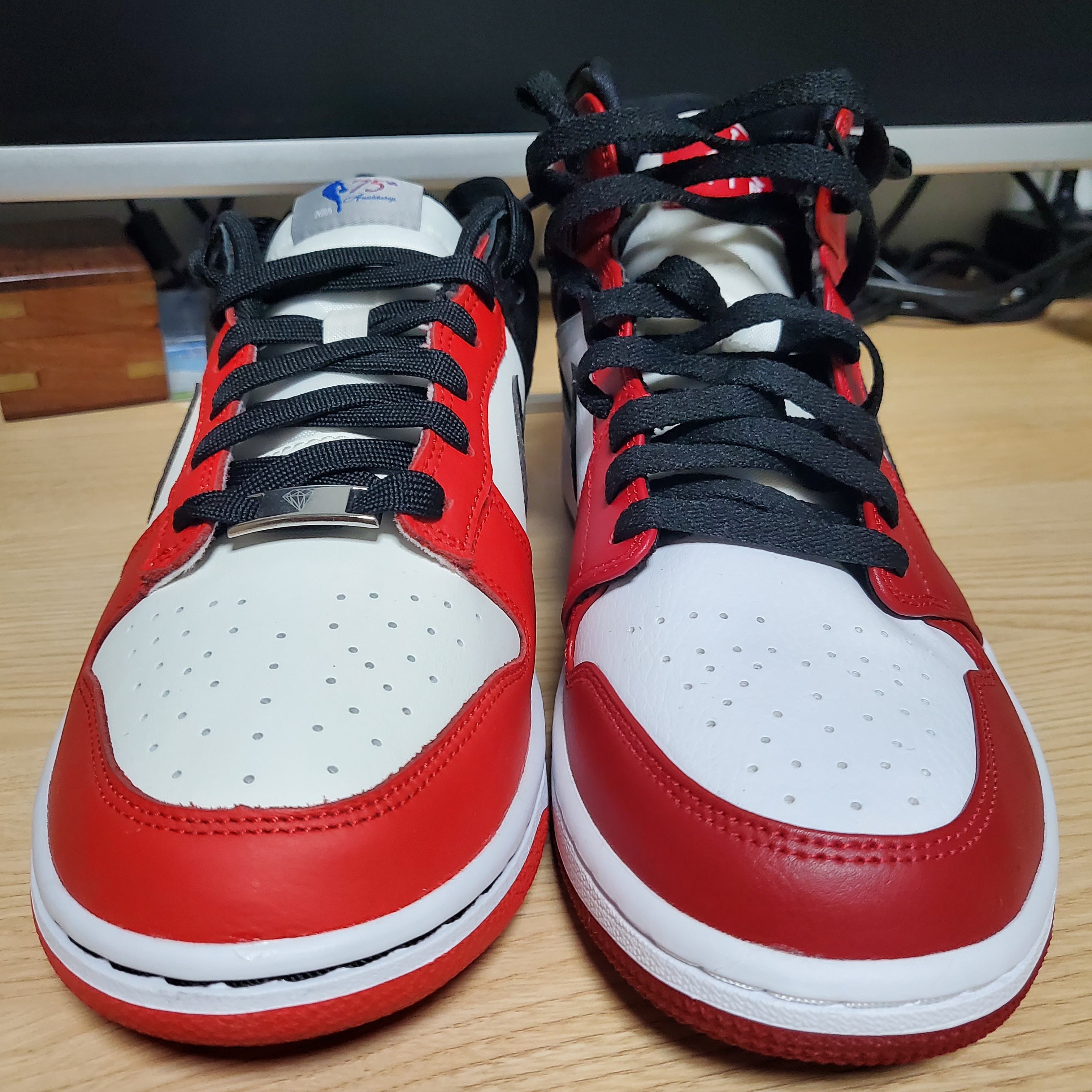 Jordan 1 Mid Chicago 2020, Nike x NBA Dunk Low Retro EMB Black and Chile Red 착용 스타일 - 3