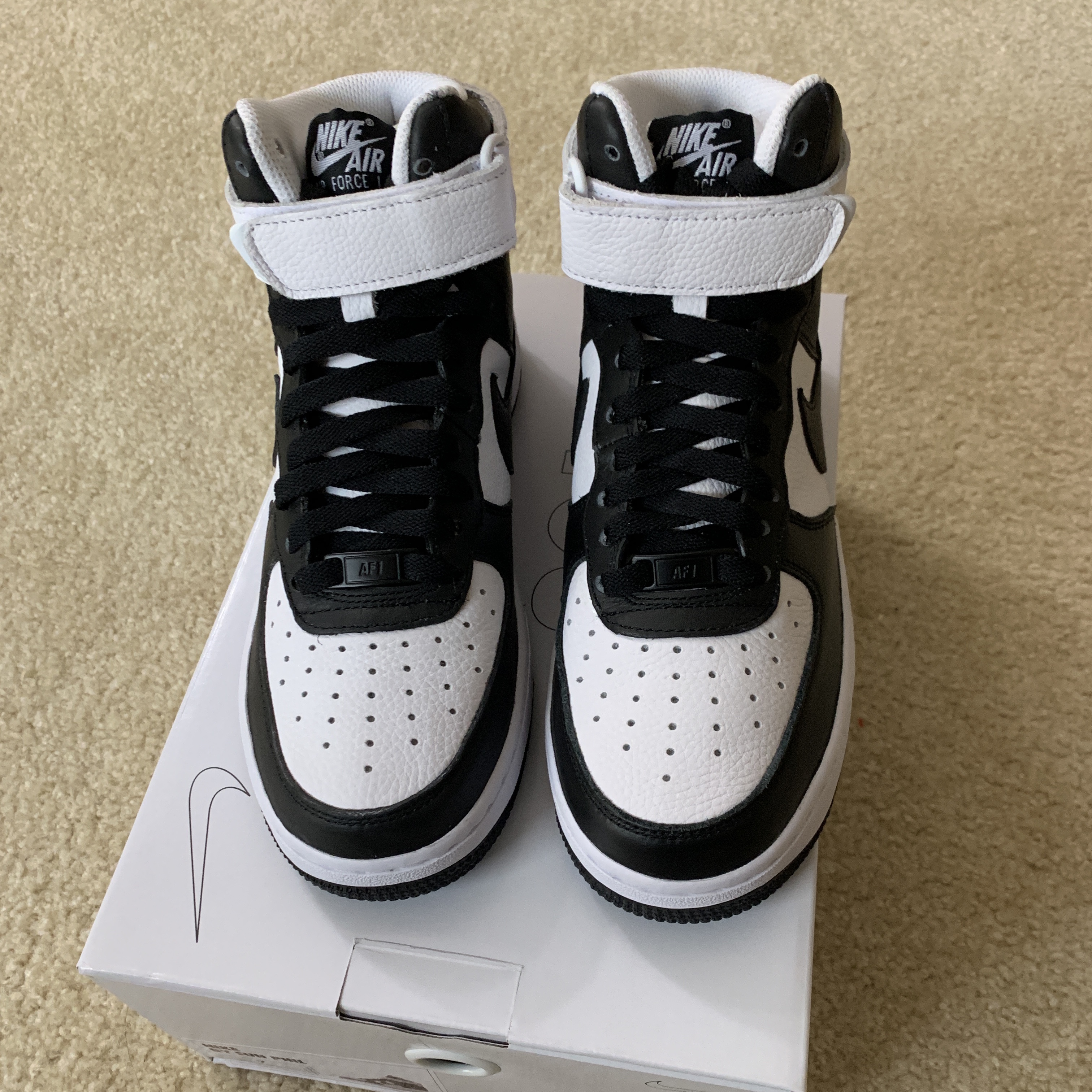 Nike Air Force 1 High '07 Triple White 착용 스타일 - 4