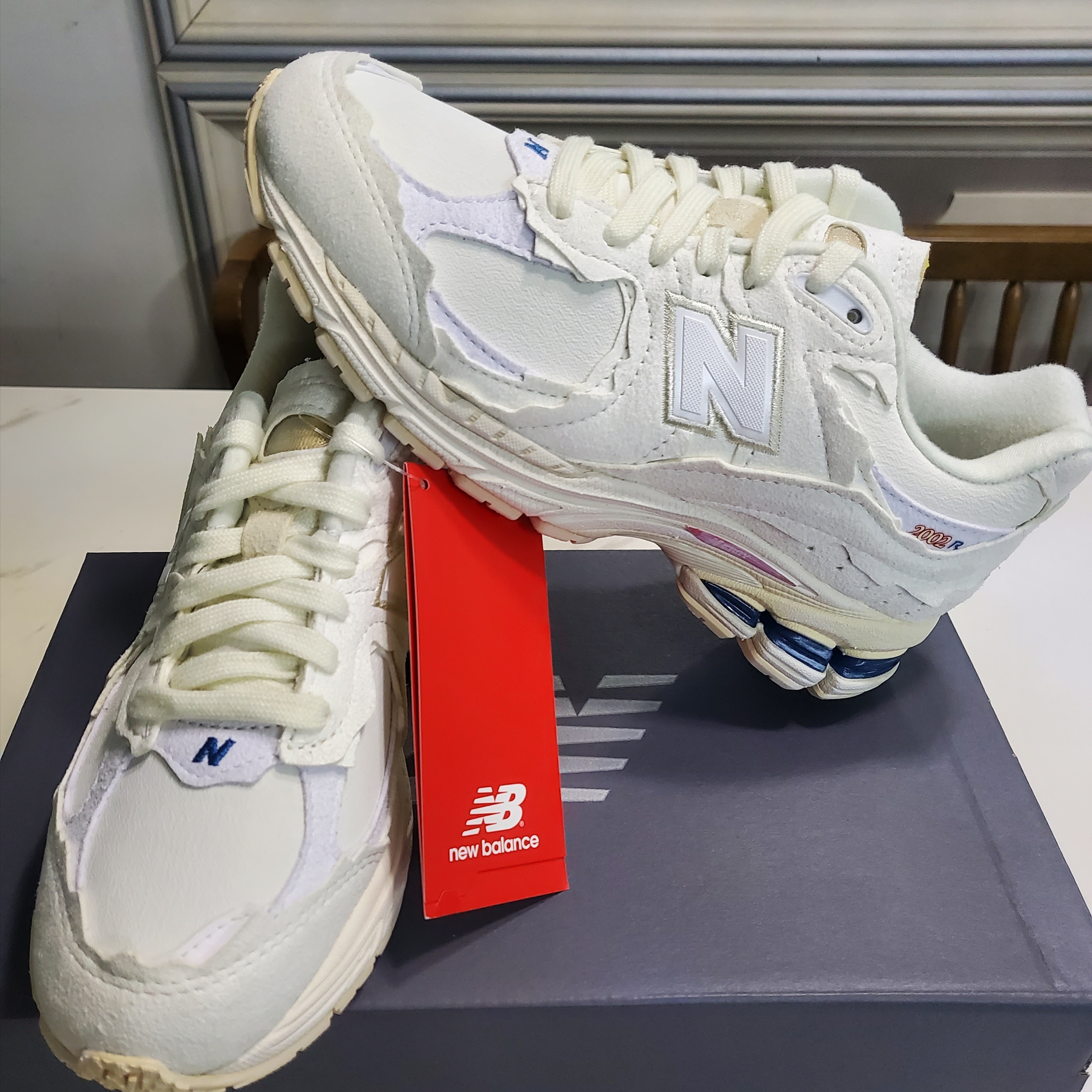 New Balance 2002R Protection Pack Sea Salt 착용 스타일 - 1