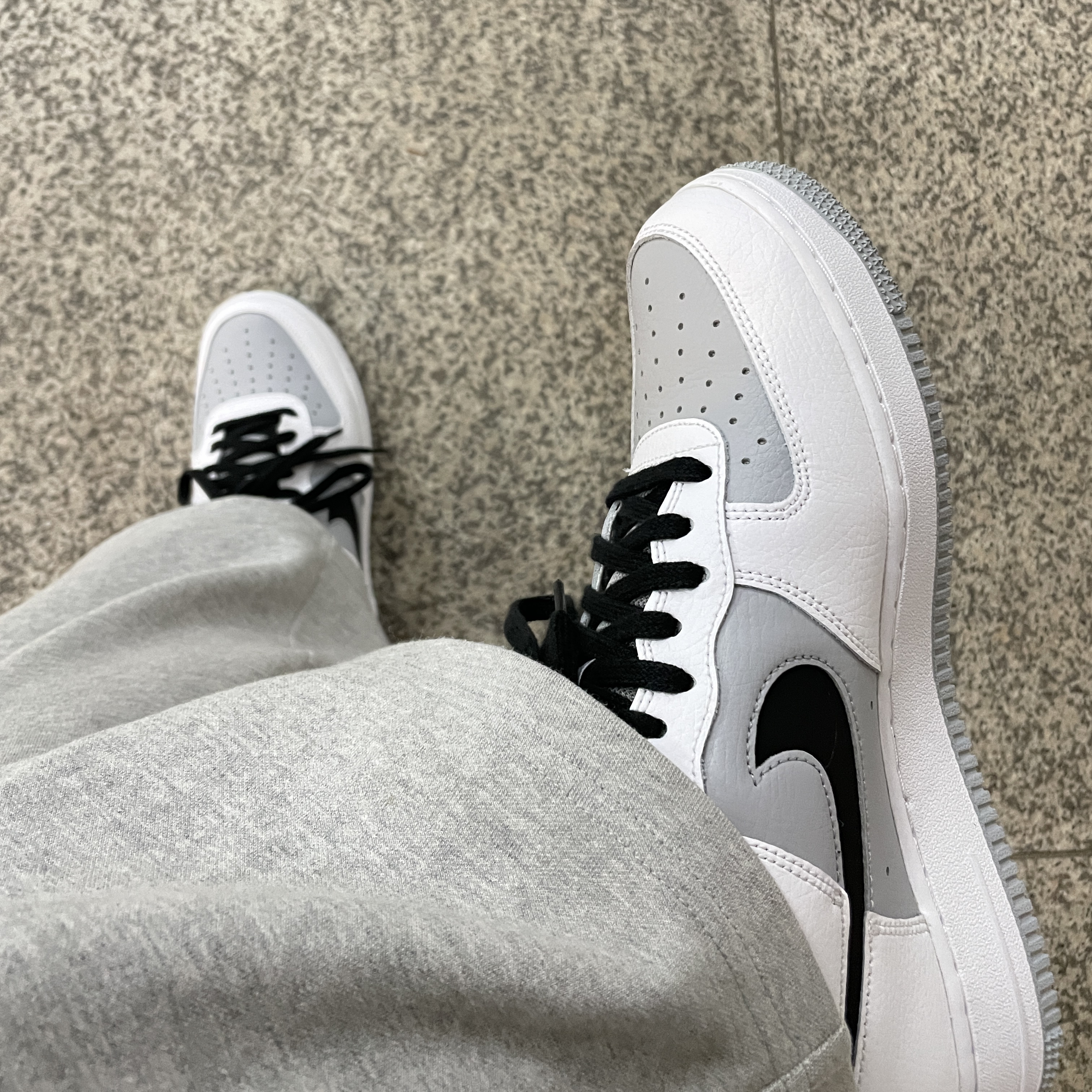 Nike Air Force 1 '07 Cut Out Swoosh Cool Grey 착용 스타일