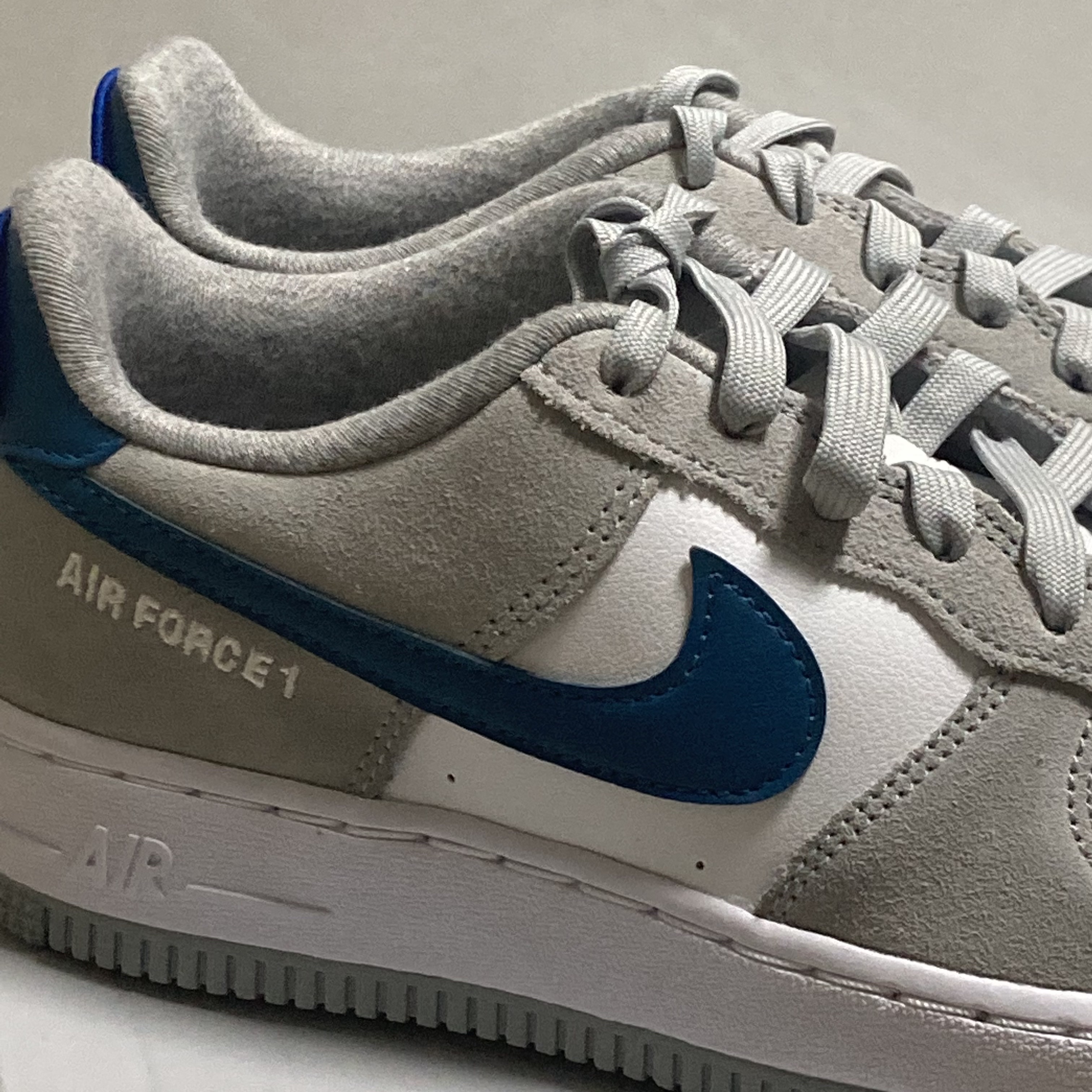 (GS) Nike Air Force 1 LV8 Athletic Club Light Smoke Grey Marina 착용 스타일 - 3