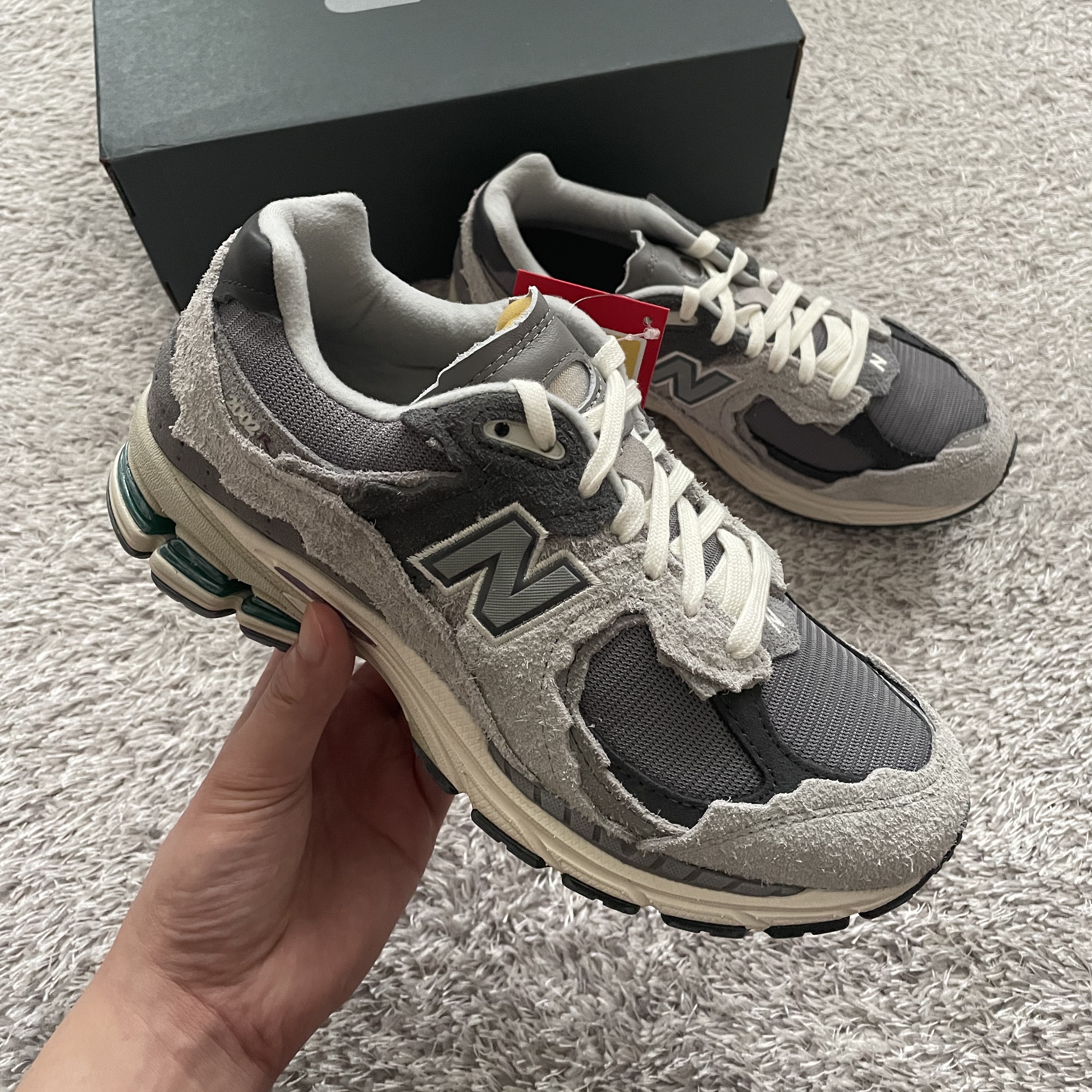 New Balance 2002R Protection Pack Rain Cloud 착용 스타일 - 1