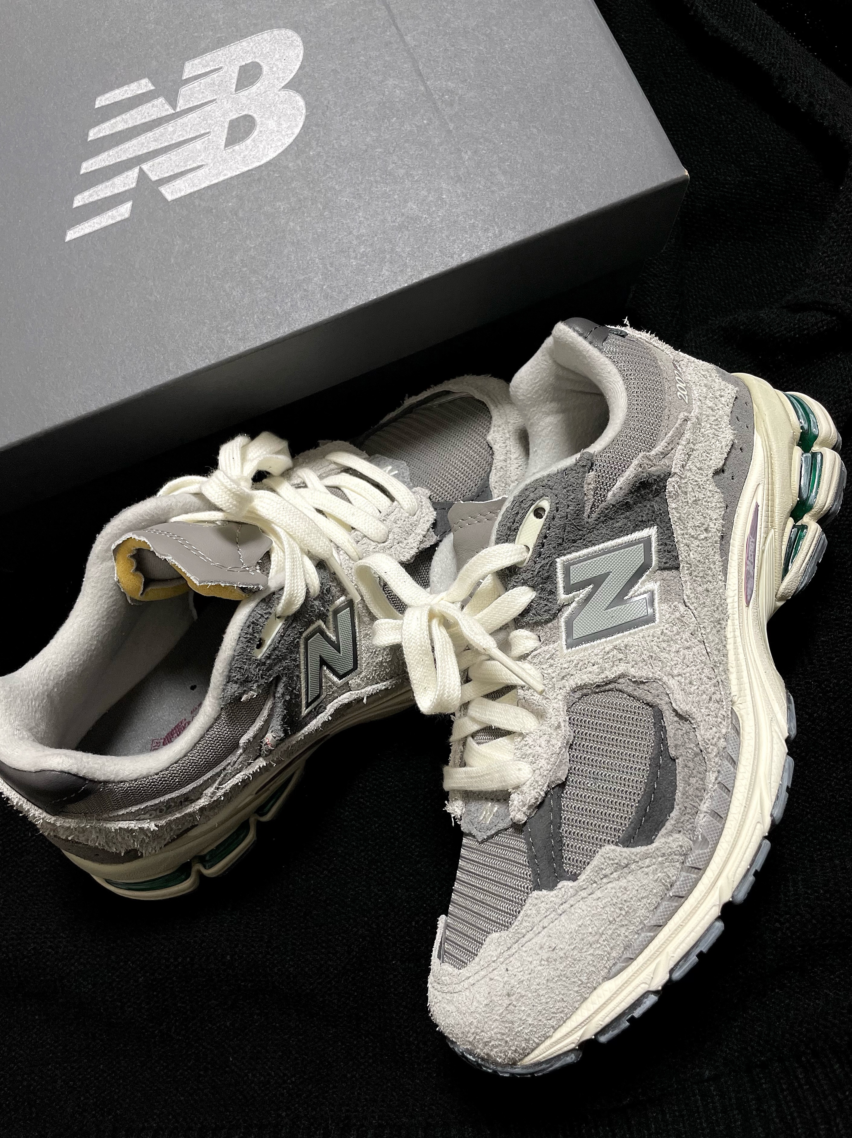 New Balance 2002R Protection Pack Rain Cloud 착용 스타일