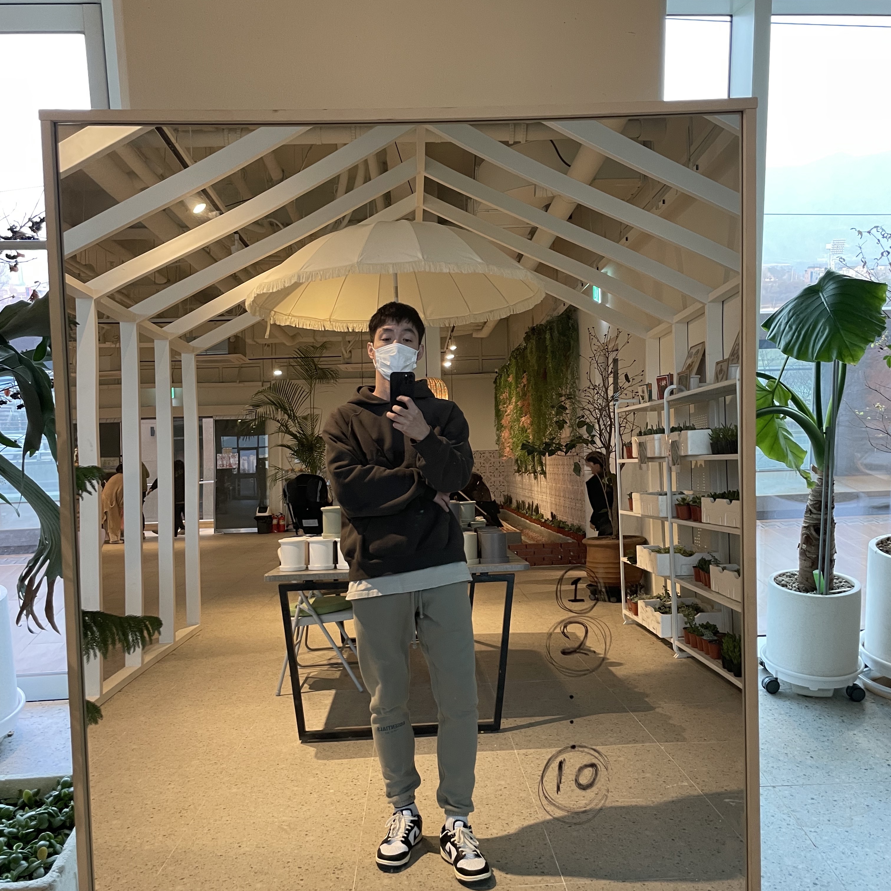 Essentials 3D Silicon Applique Pullover Hoodie Weathered Black - 20FW, Essentials Sweatpants Pistachio - 21FW 착용 스타일