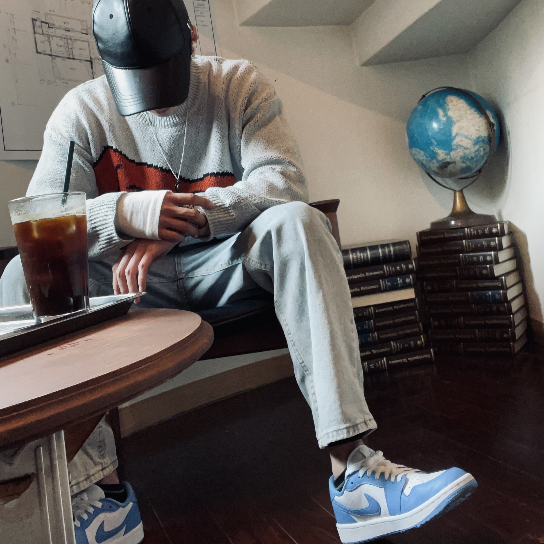 Jordan 1 Low Golf White and University Blue 착용 스타일