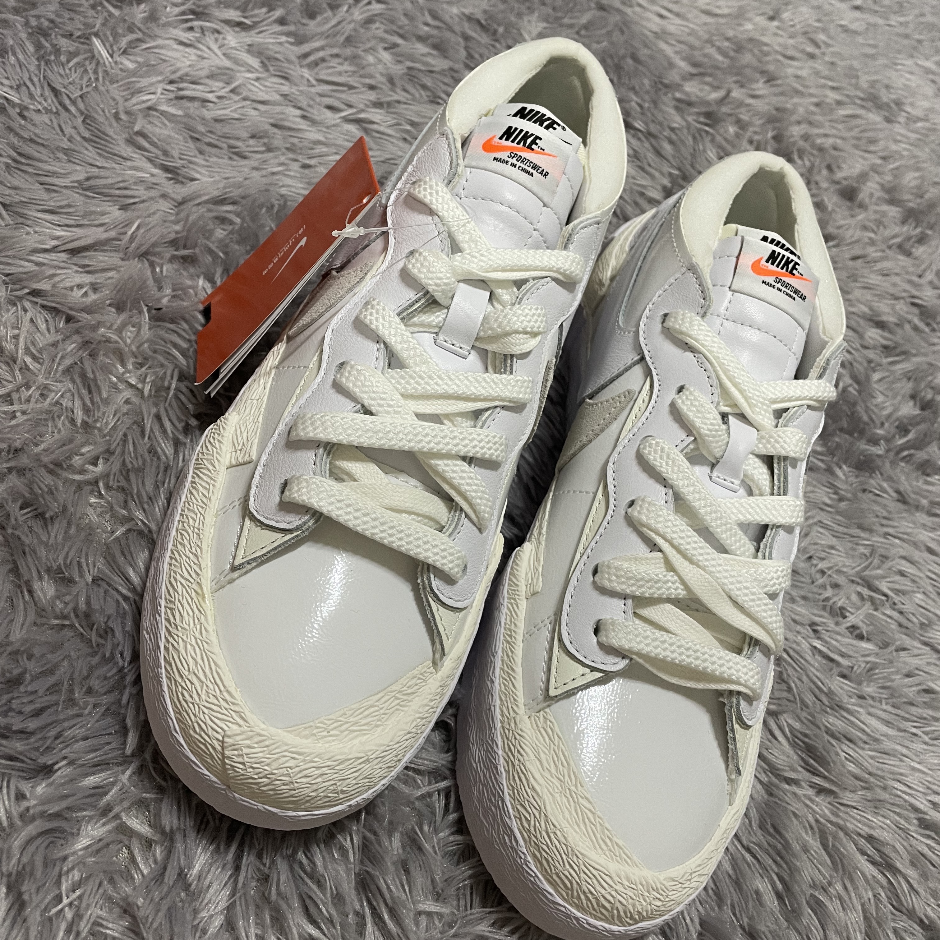 Nike x Sacai Blazer Low White Patent Leather 착용 스타일 - 1
