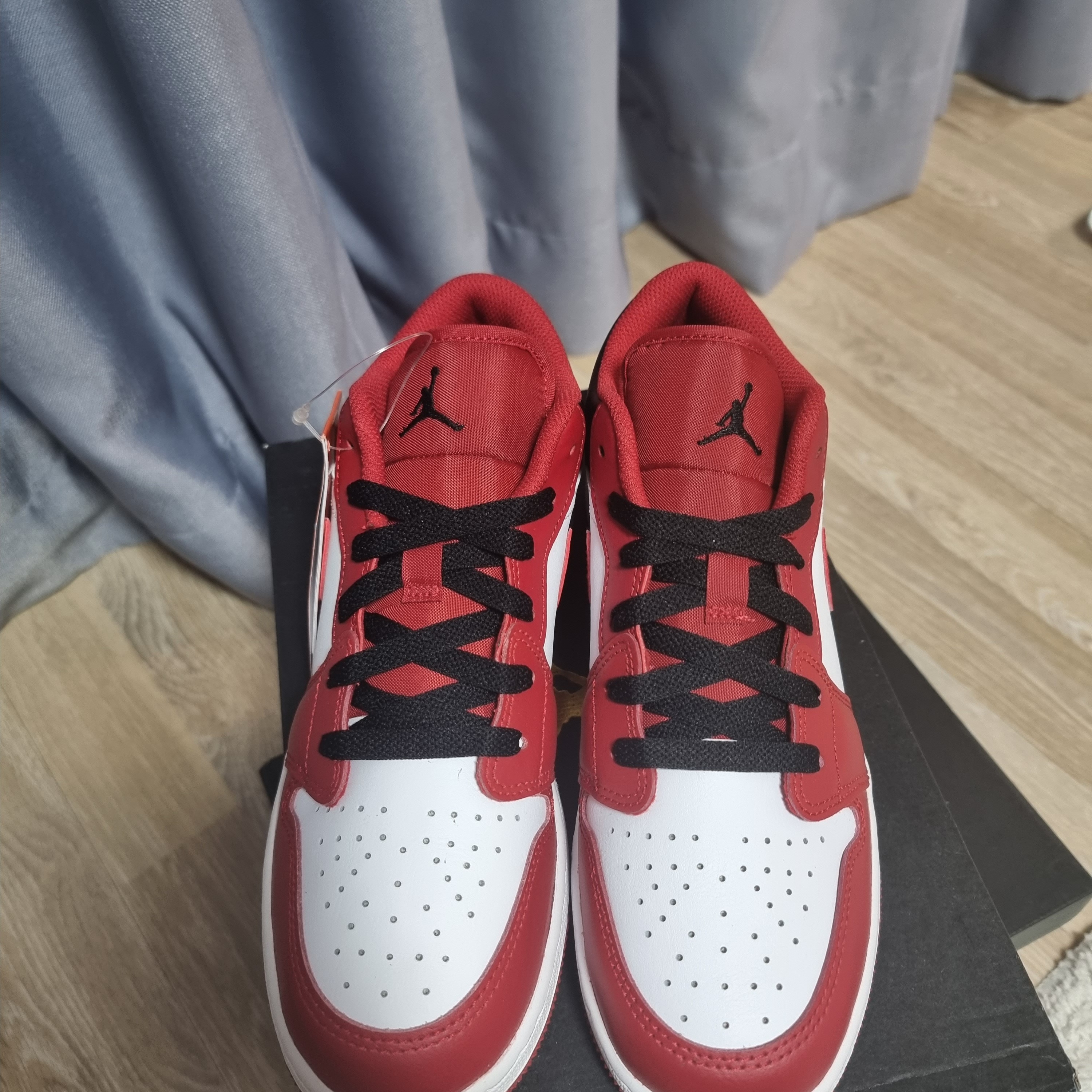 (GS) Jordan 1 Low White Gym Red Black 착용 스타일 - 1