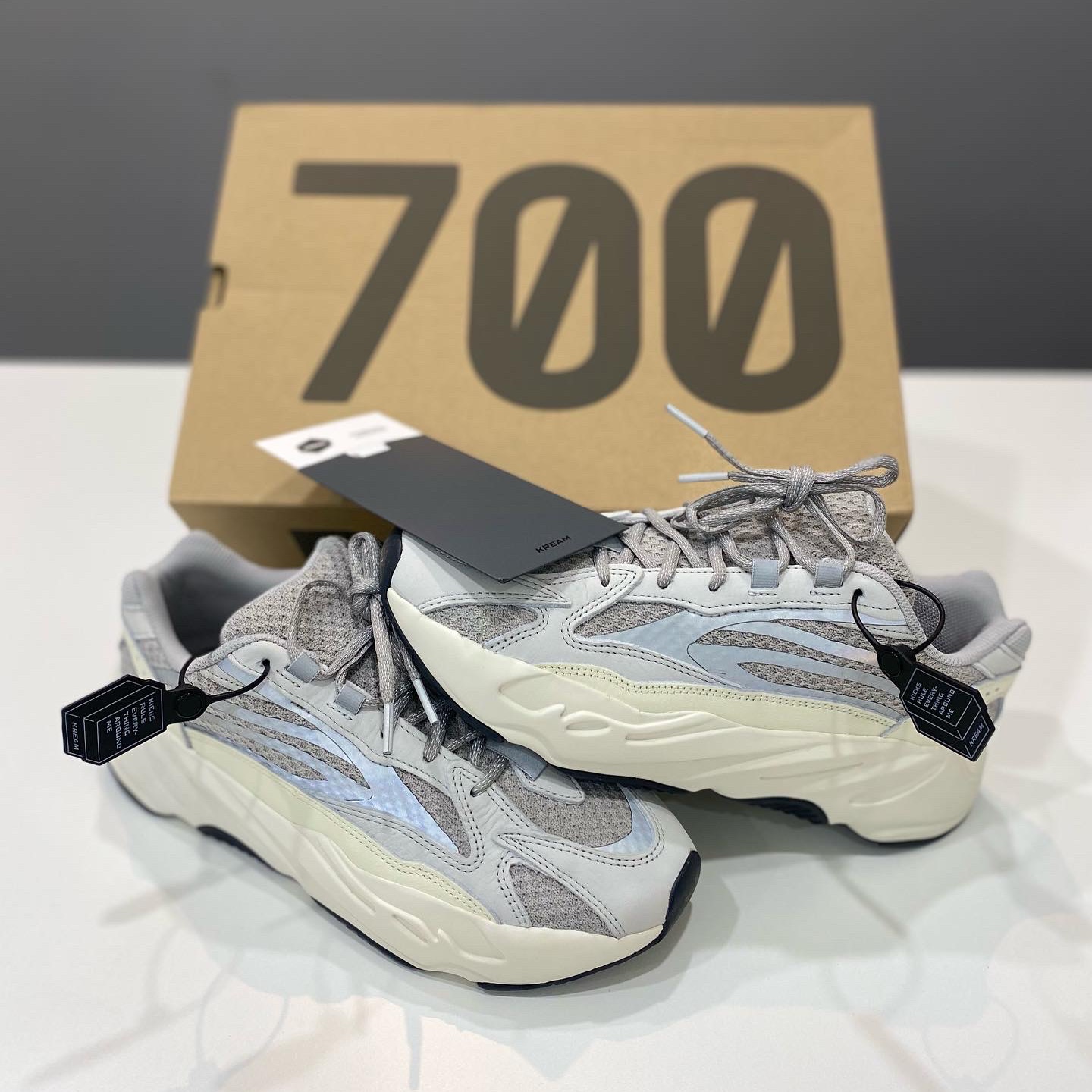 Adidas Yeezy Boost 700 V2 Static 2022 착용 스타일