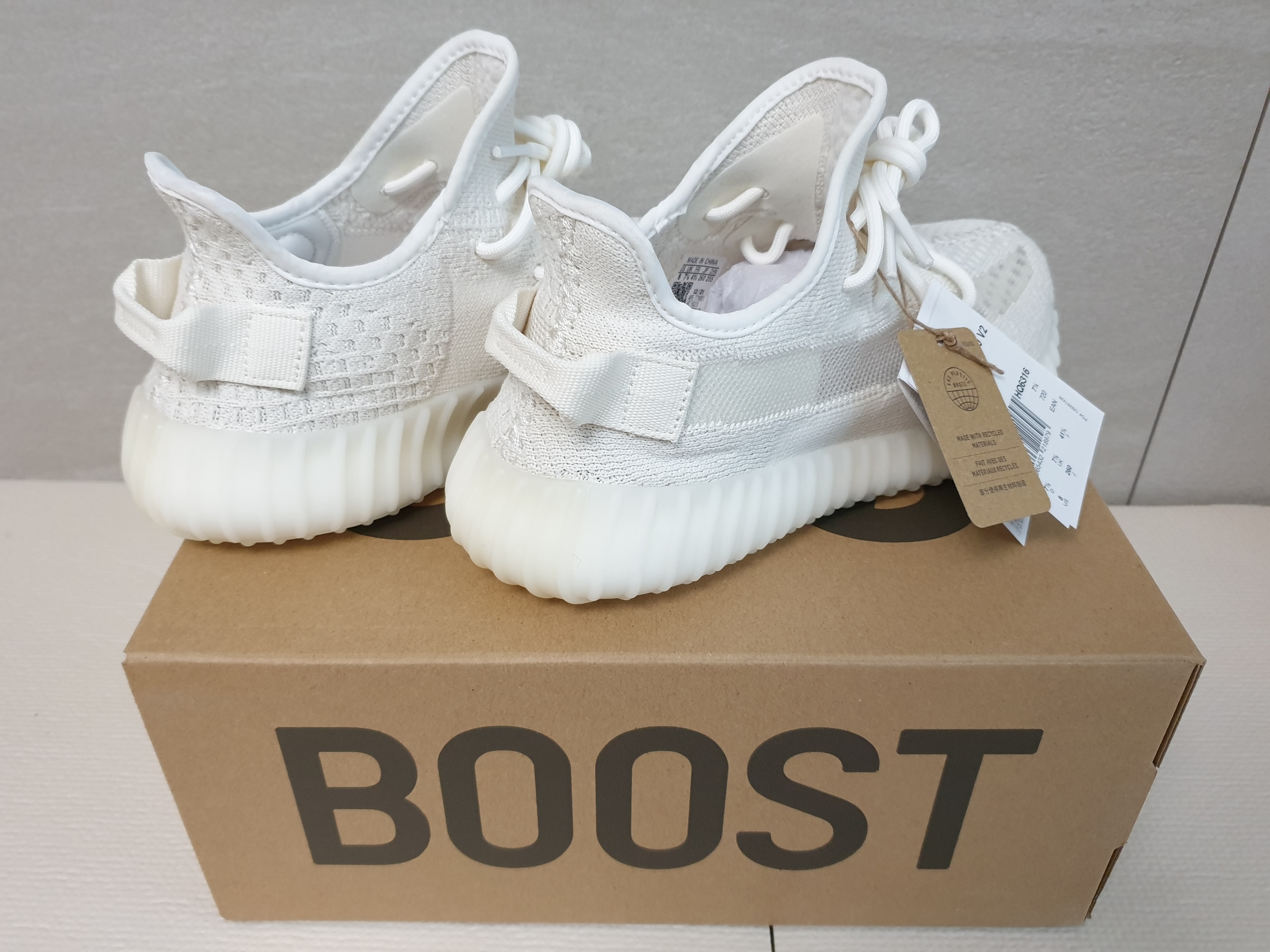 Adidas Yeezy Boost 350 V2 Bone 착용 스타일 - 3