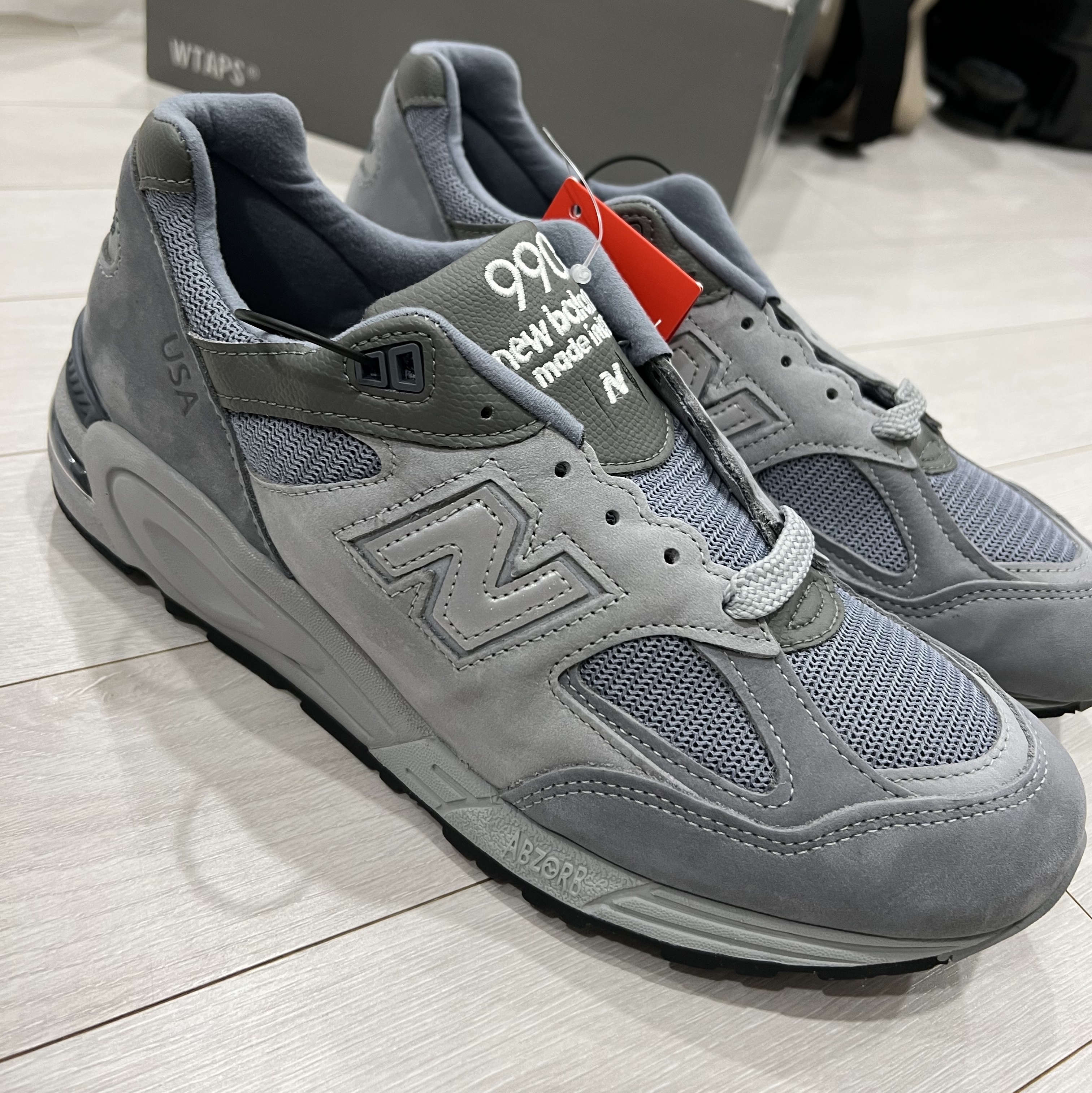 New Balance x WTAPS 990v2 Made in USA Grey 착용 스타일 - 1