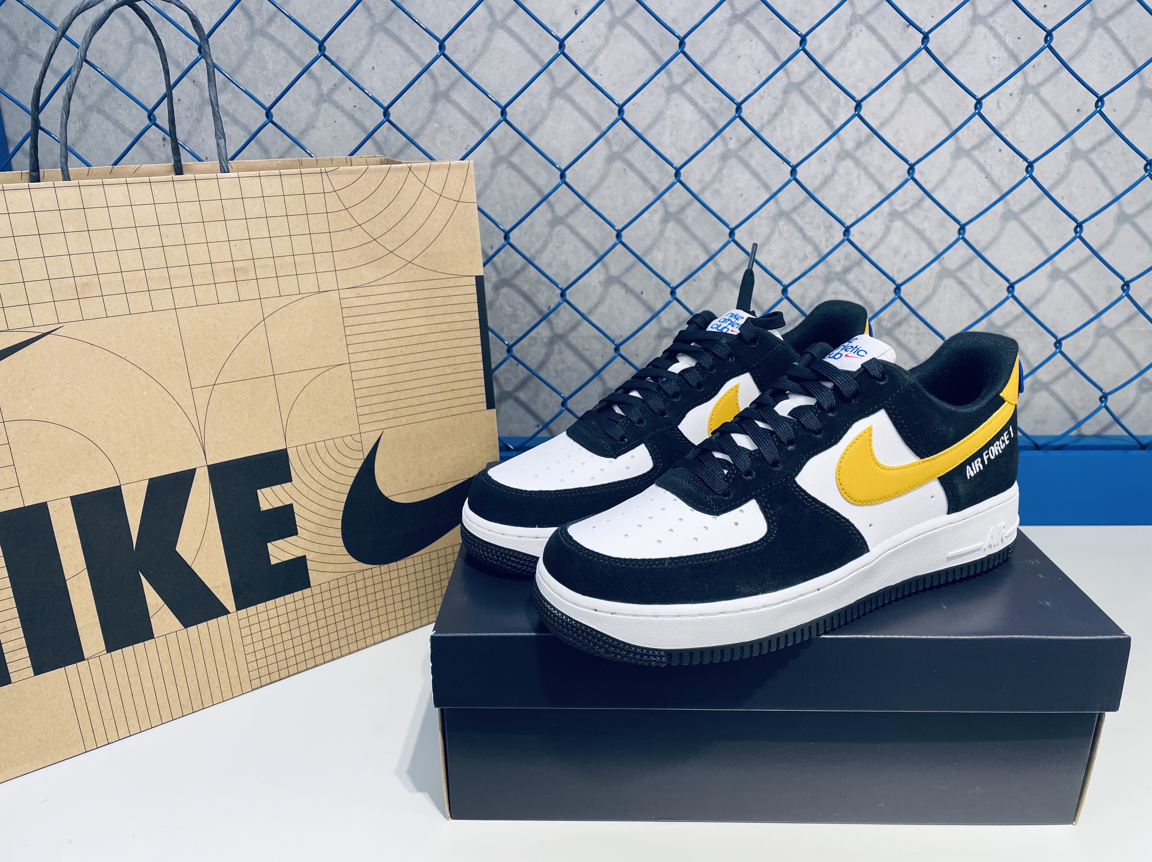 Nike Air Force 1 '07 LV8 Athletic Club Black Dark Sulfur 착용 스타일