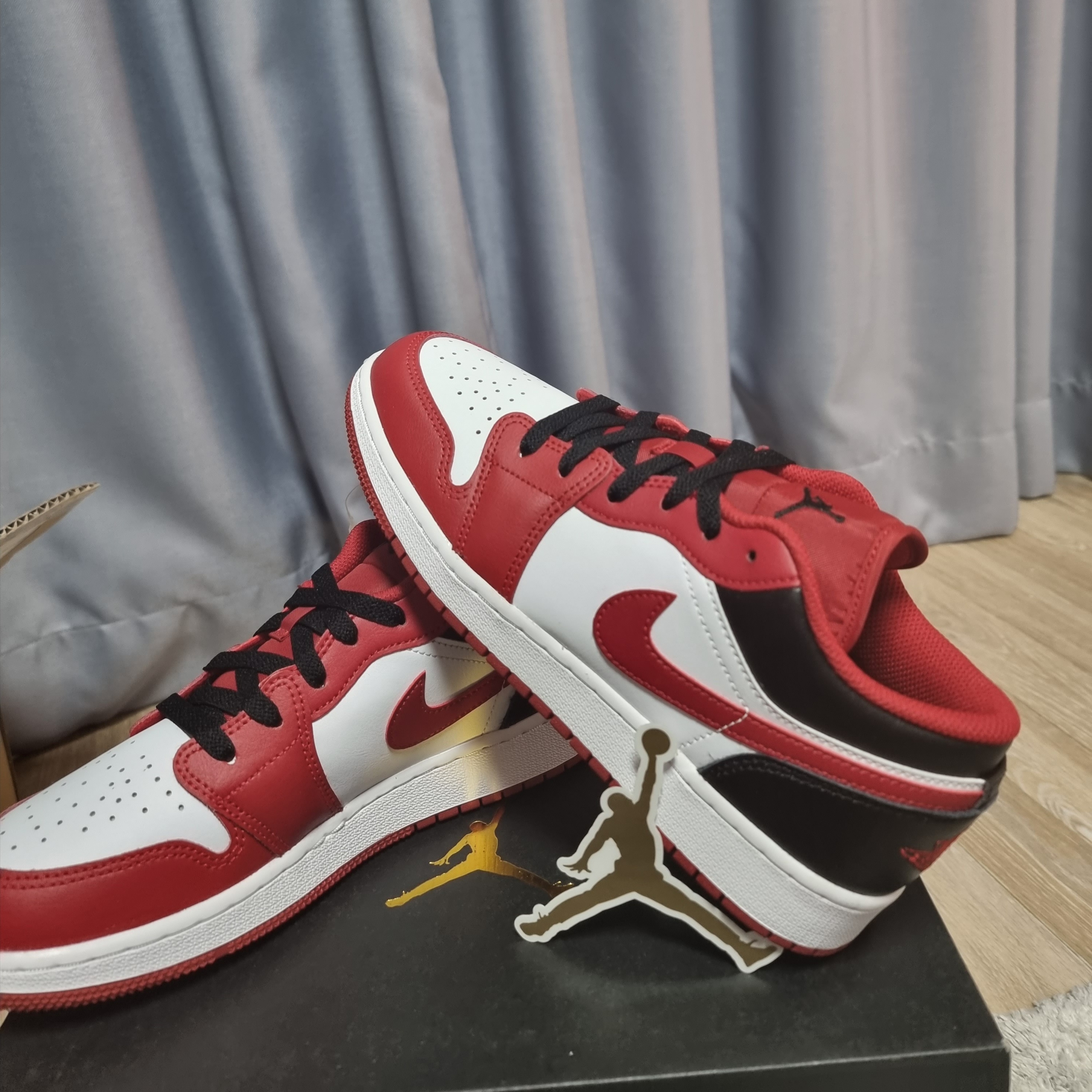 (GS) Jordan 1 Low White Gym Red Black 착용 스타일 - 4