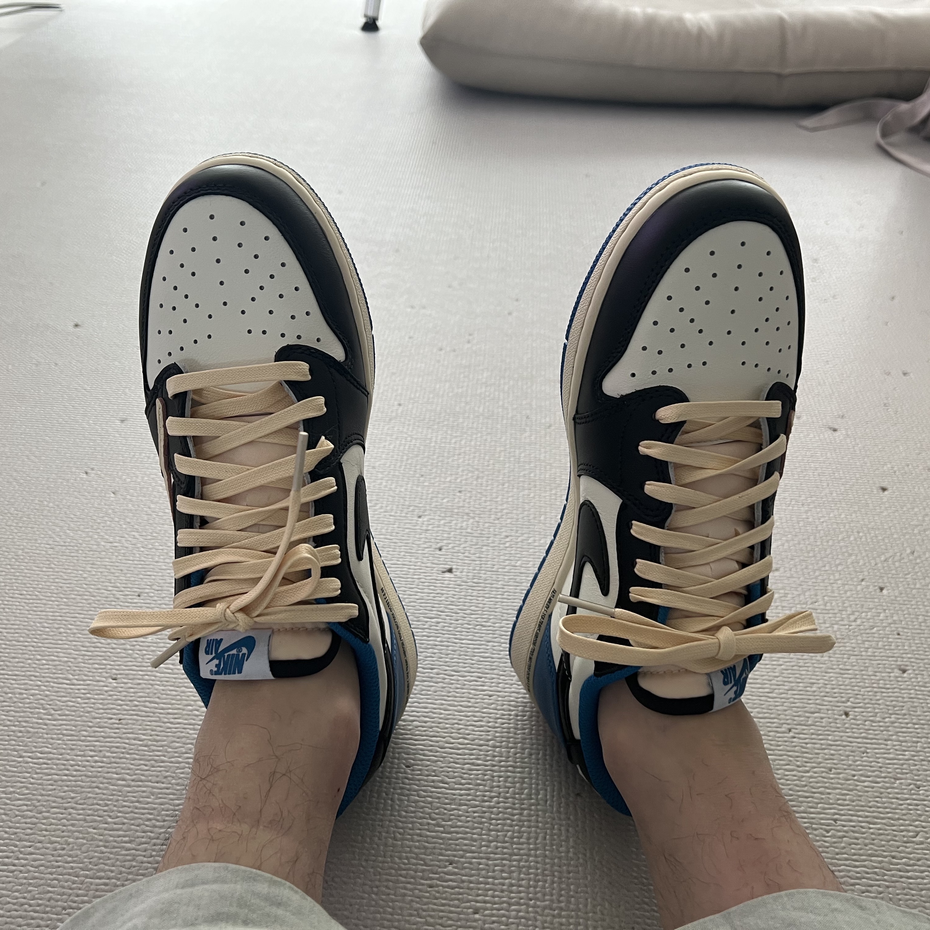 Jordan 1 x Travis Scott x Fragment Retro Low OG SP Military Blue 착용 스타일 - 1
