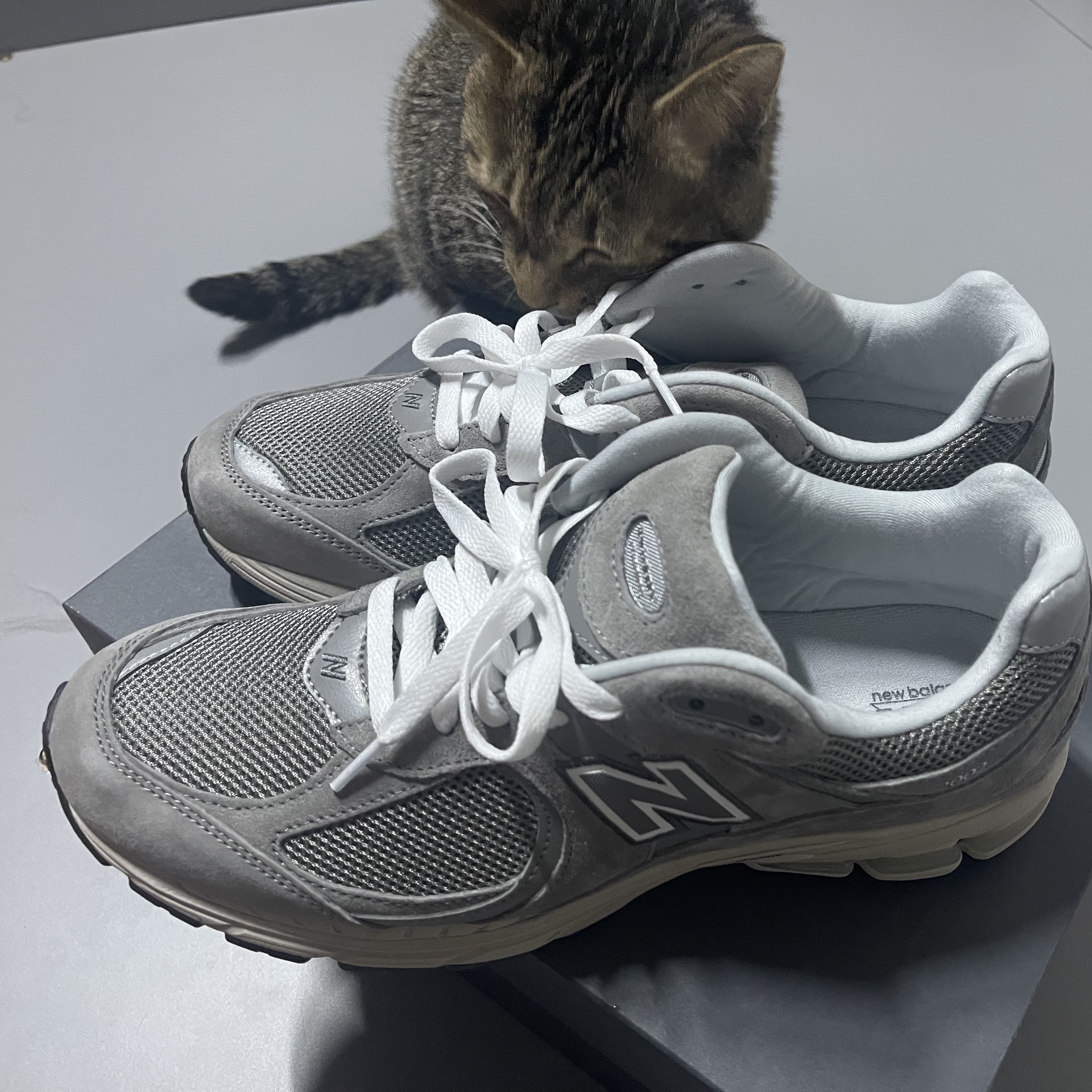 New Balance 2002R Grey 착용 스타일