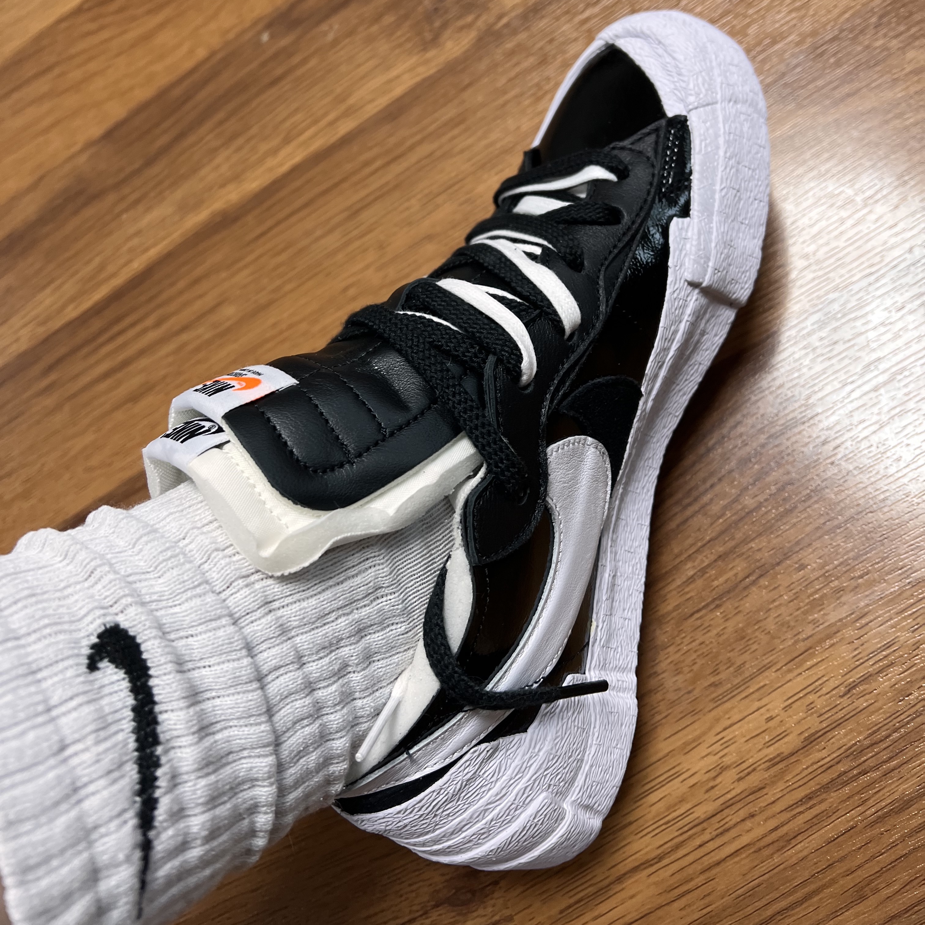 Nike x Sacai Blazer Low Black Patent Leather 착용 스타일 - 1