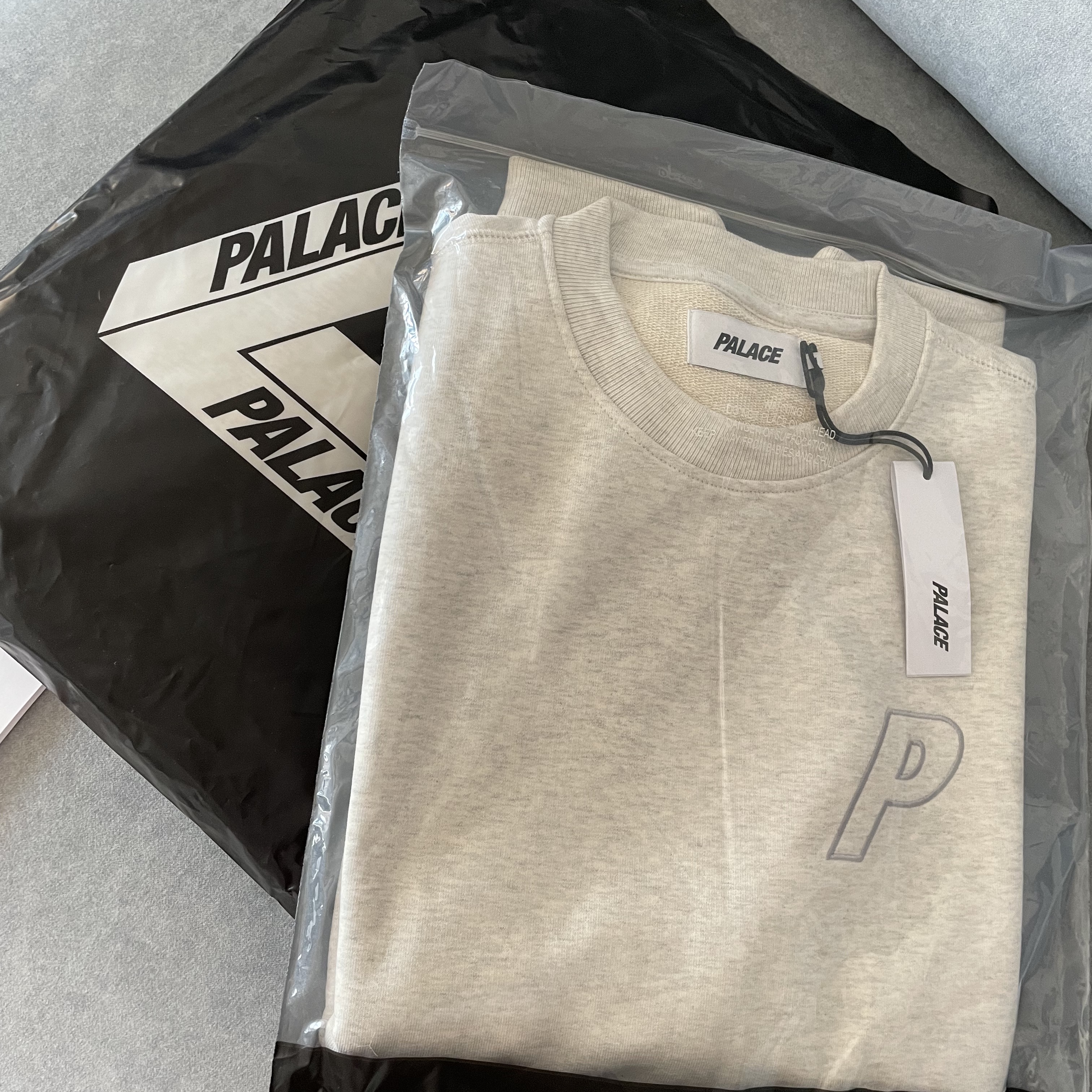 Palace Tri-Stitch Crew Light Grey Marl - 22SS 착용 스타일