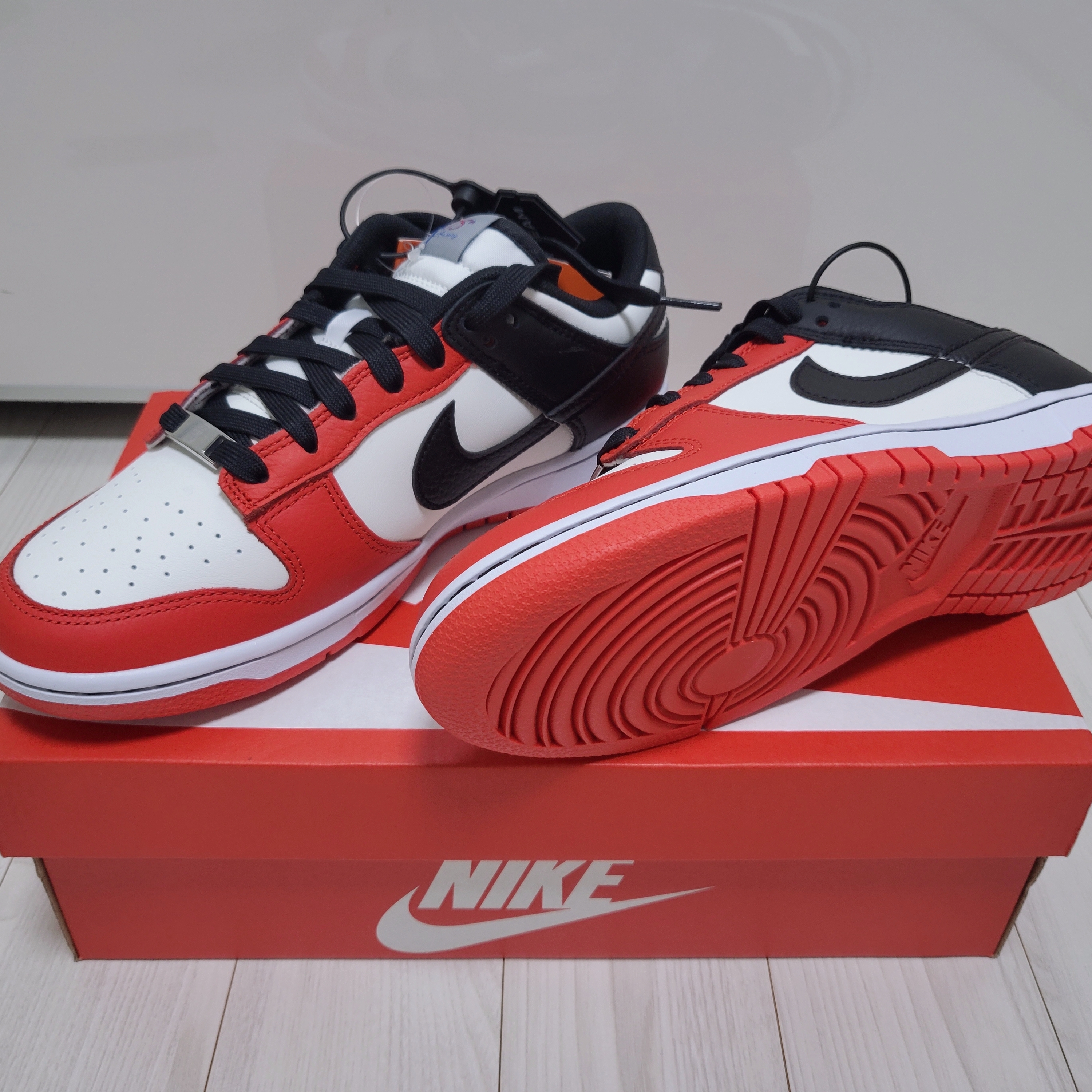 Nike x NBA Dunk Low Retro EMB Black and Chile Red 착용 스타일 - 2