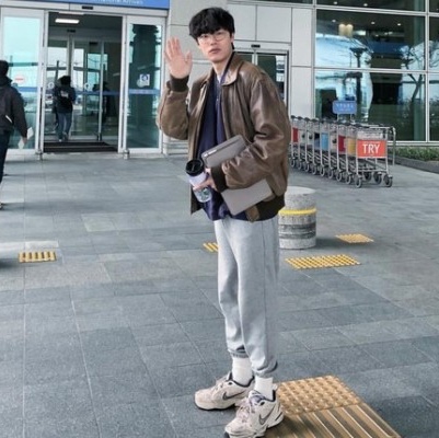 Nike Air Monarch IV White Navy 착용 스타일 - 2
