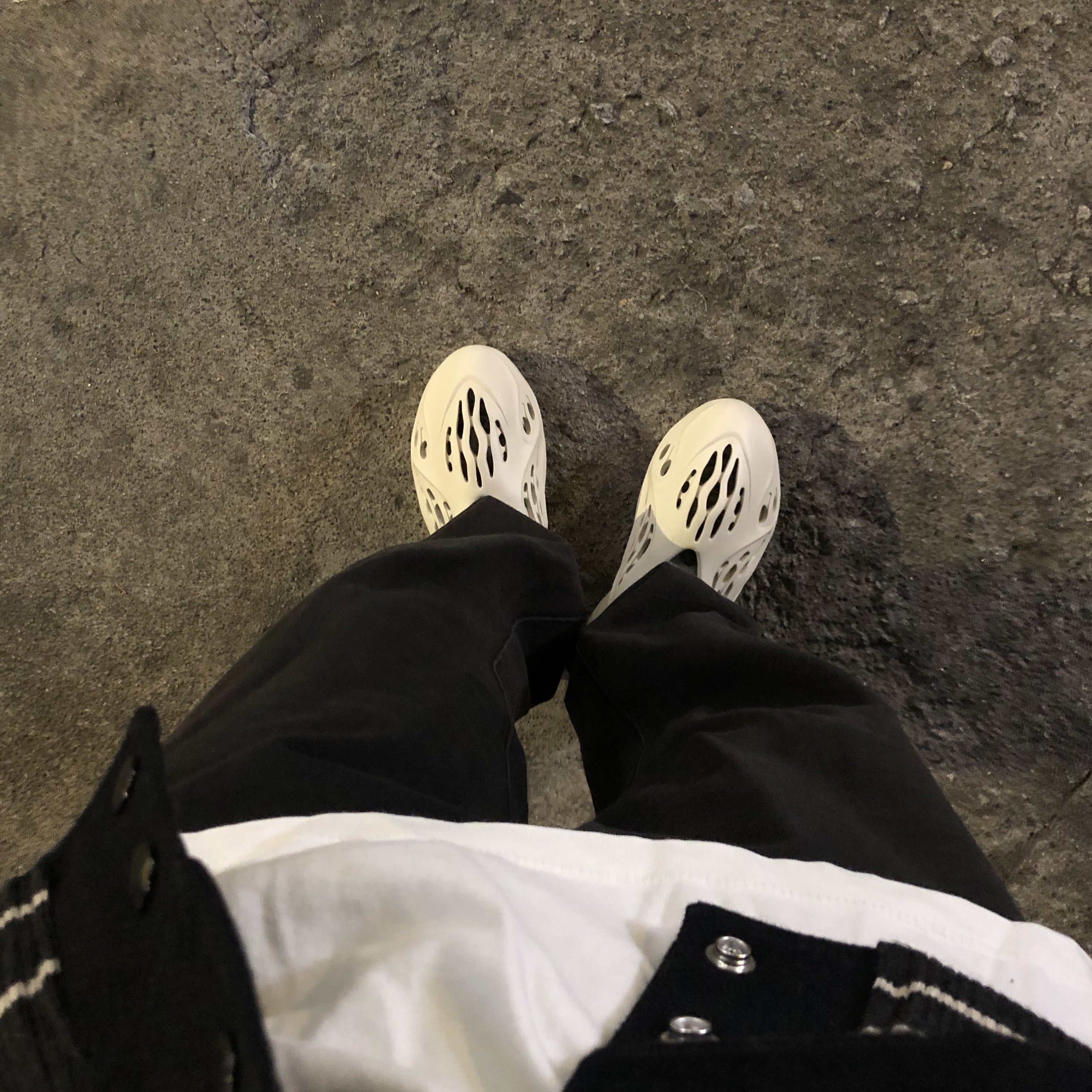 Adidas Yeezy Foam RNNR Sand 착용 스타일