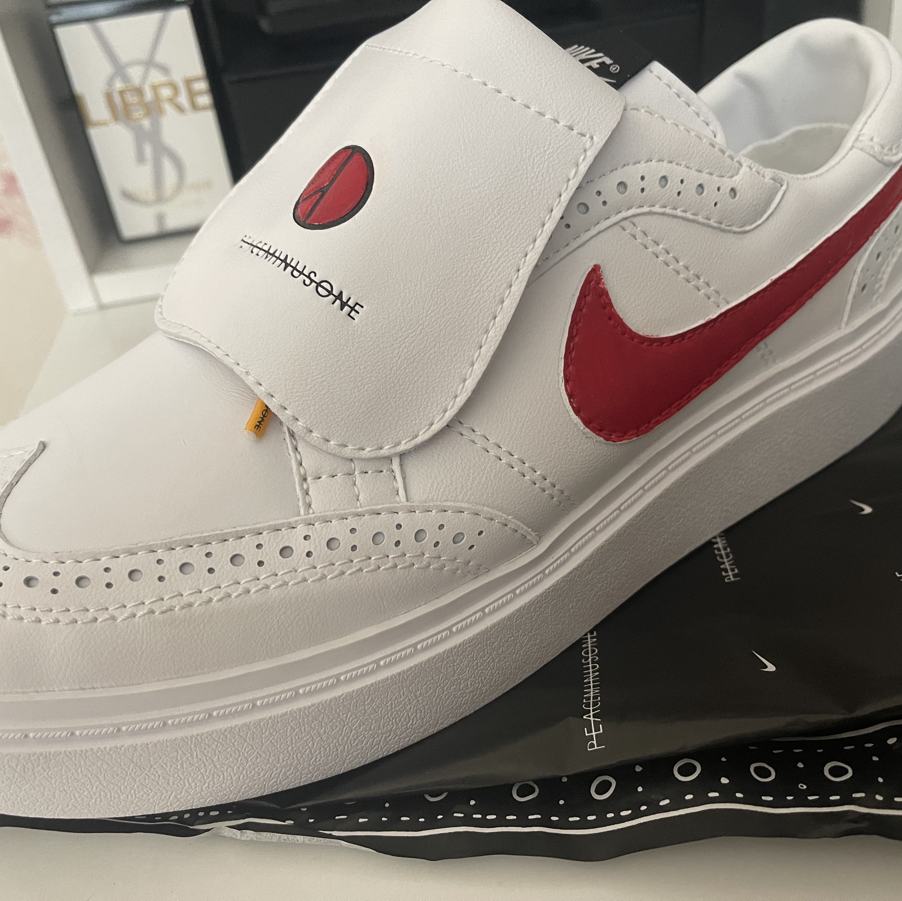 Bottega Veneta Lambskin Leather Cassette Black, Nike x Peaceminusone Kwondo1 White 착용 스타일 - 2