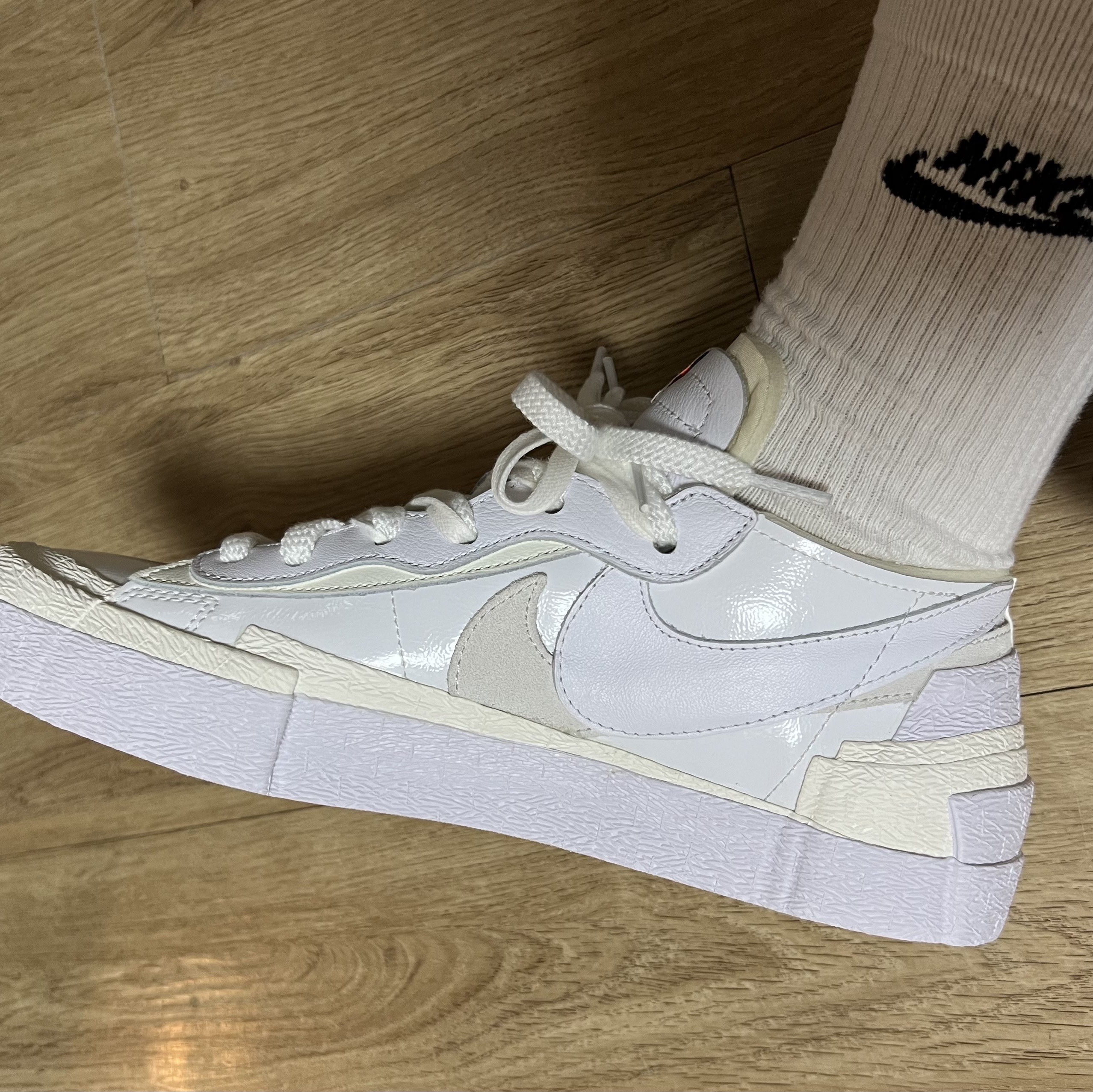 Nike x Sacai Blazer Low White Patent Leather 착용 스타일 - 3