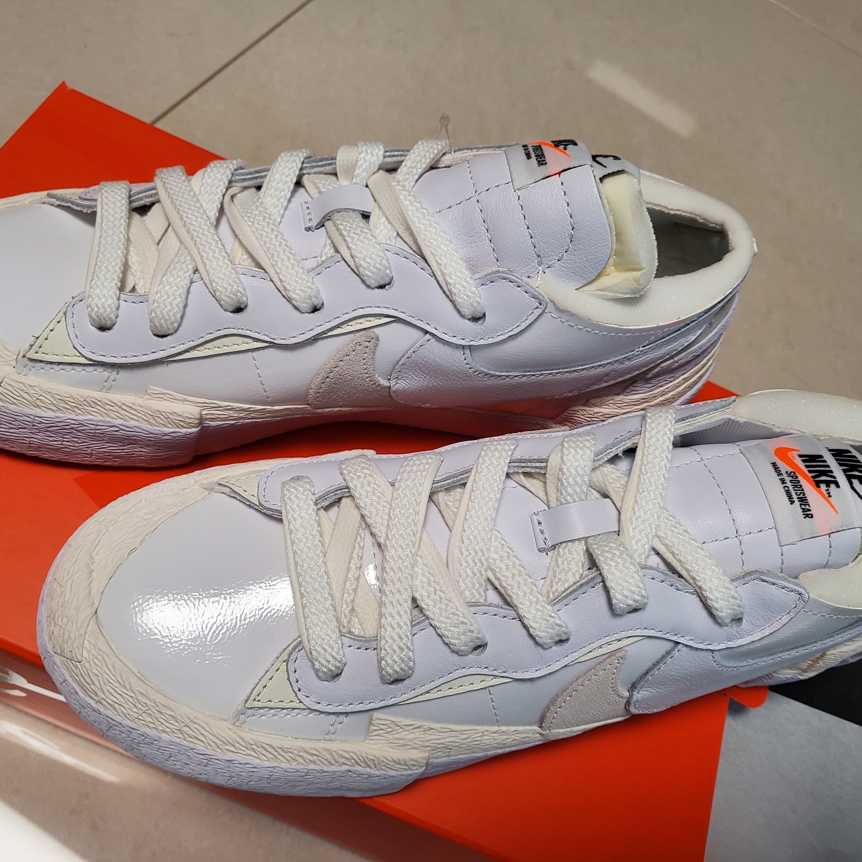 Nike x Sacai Blazer Low White Patent Leather 착용 스타일 - 2