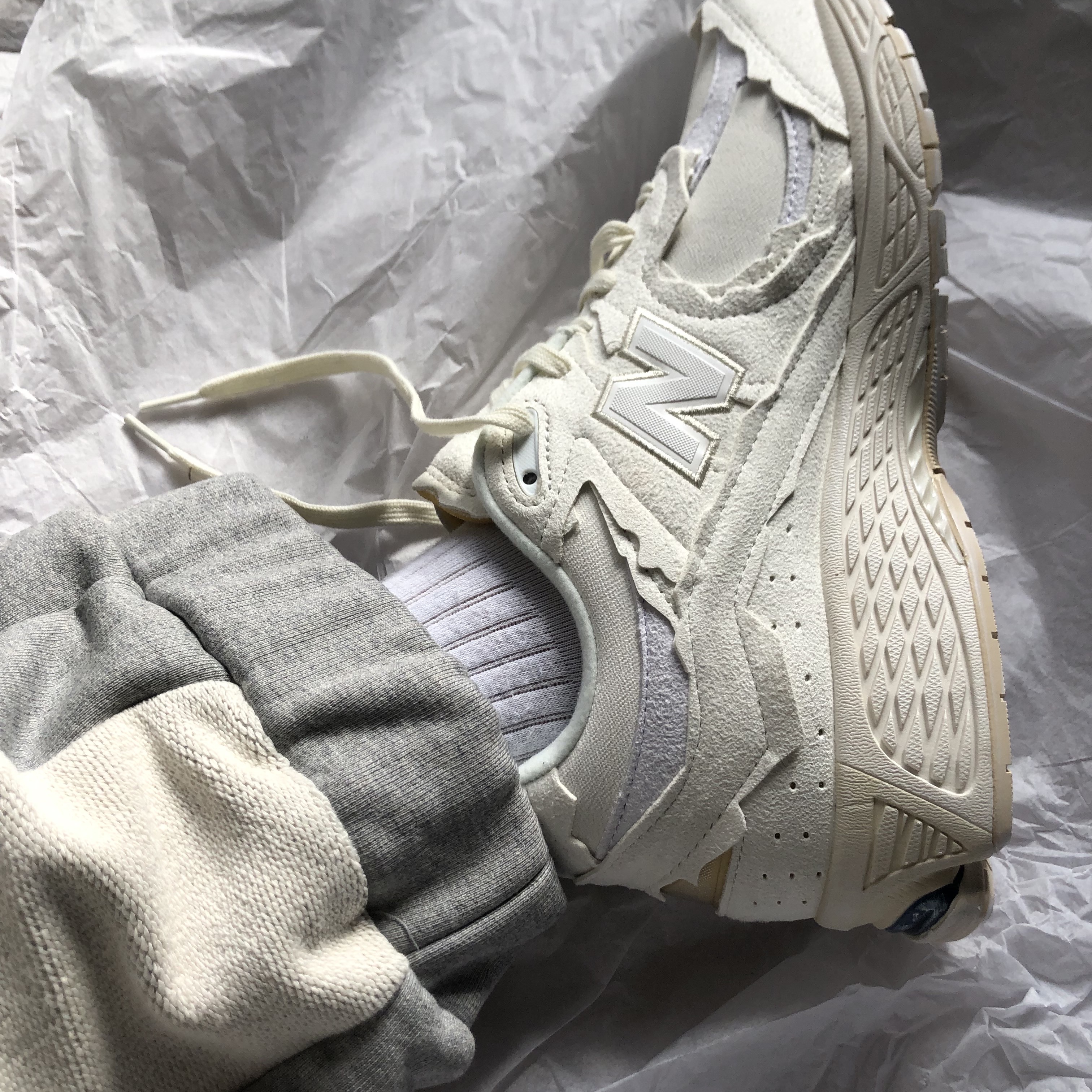 New Balance 2002R Protection Pack Sea Salt 착용 스타일 - 2