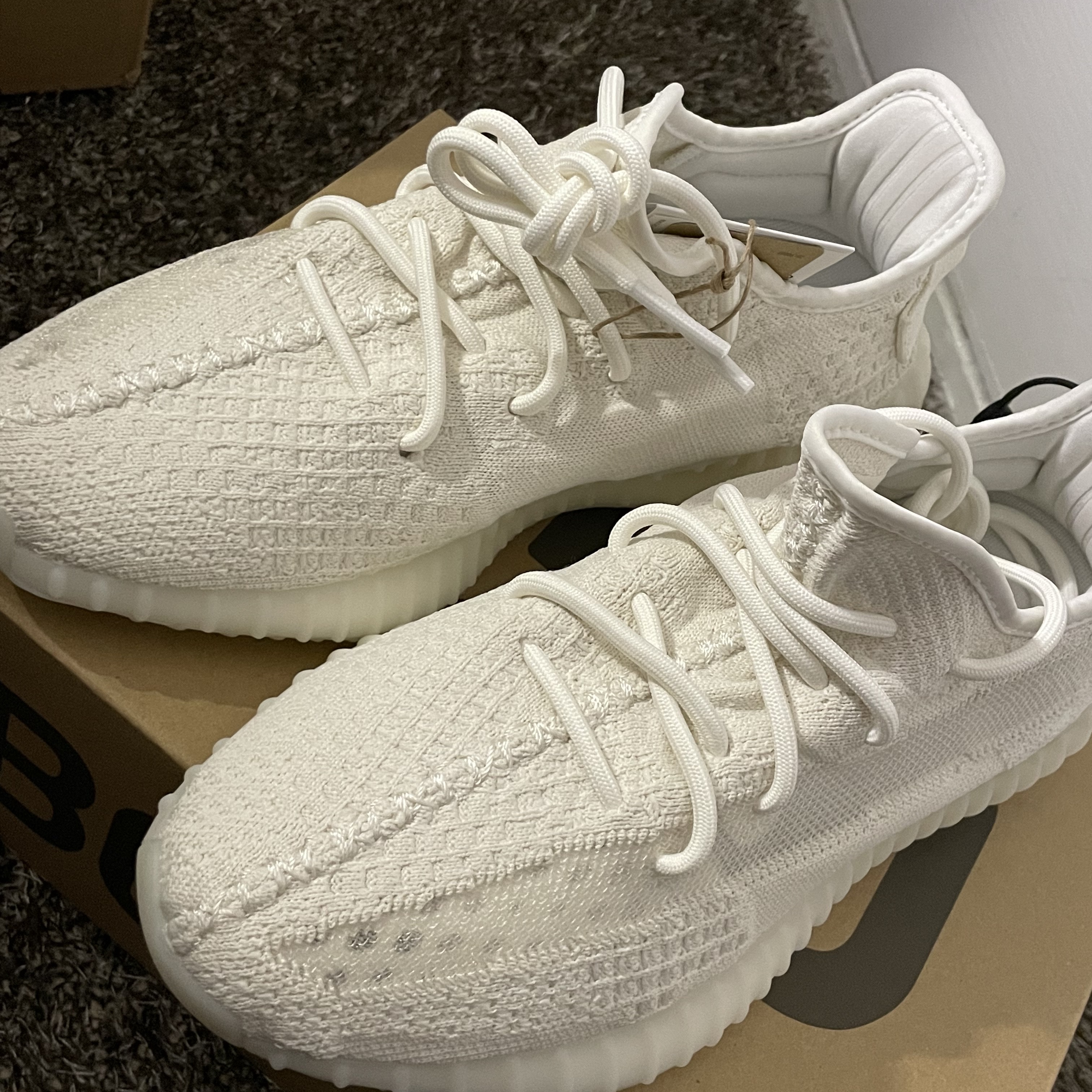 Adidas Yeezy Boost 350 V2 Bone 착용 스타일 - 2