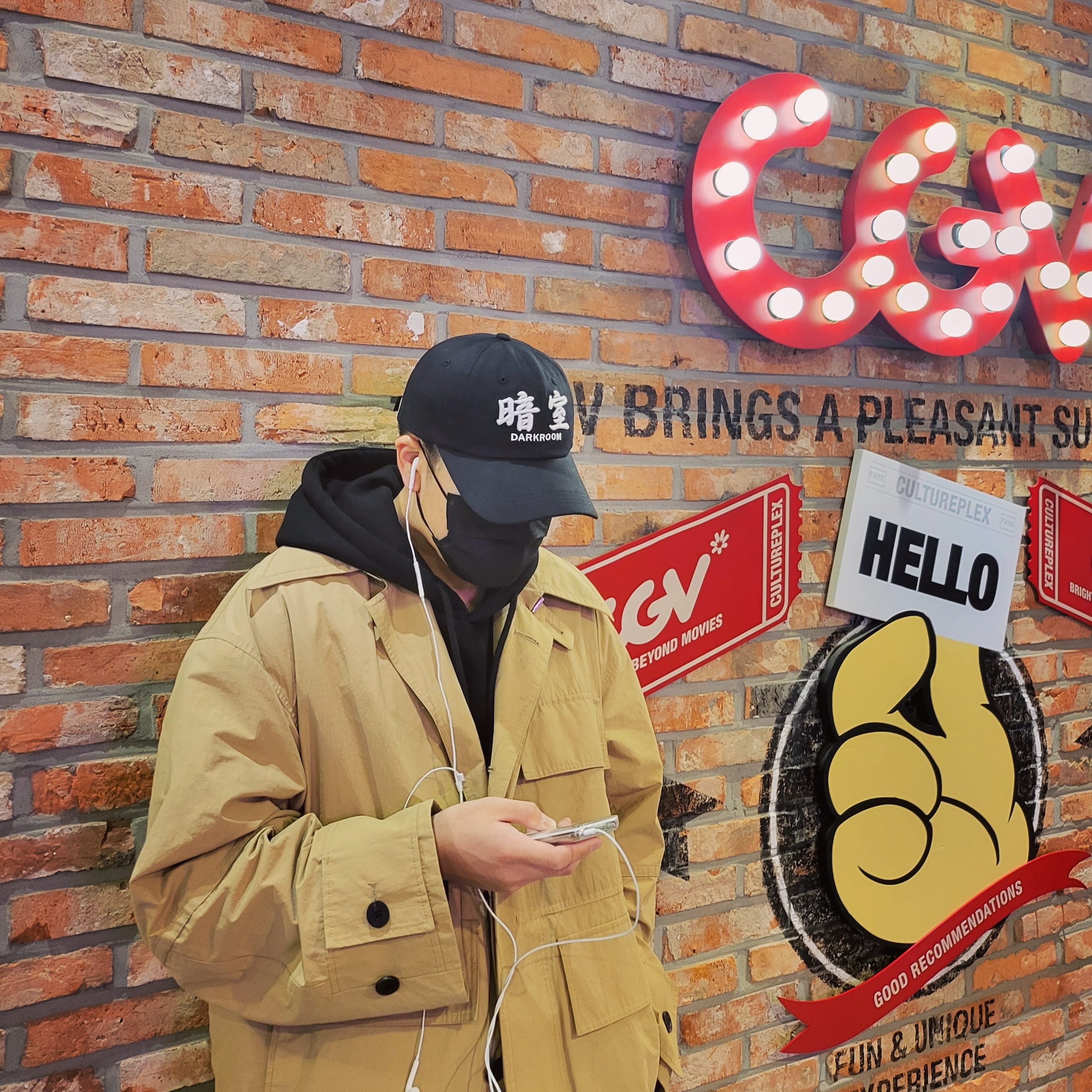 Darkr8m Studio White Logo Cap 착용 스타일