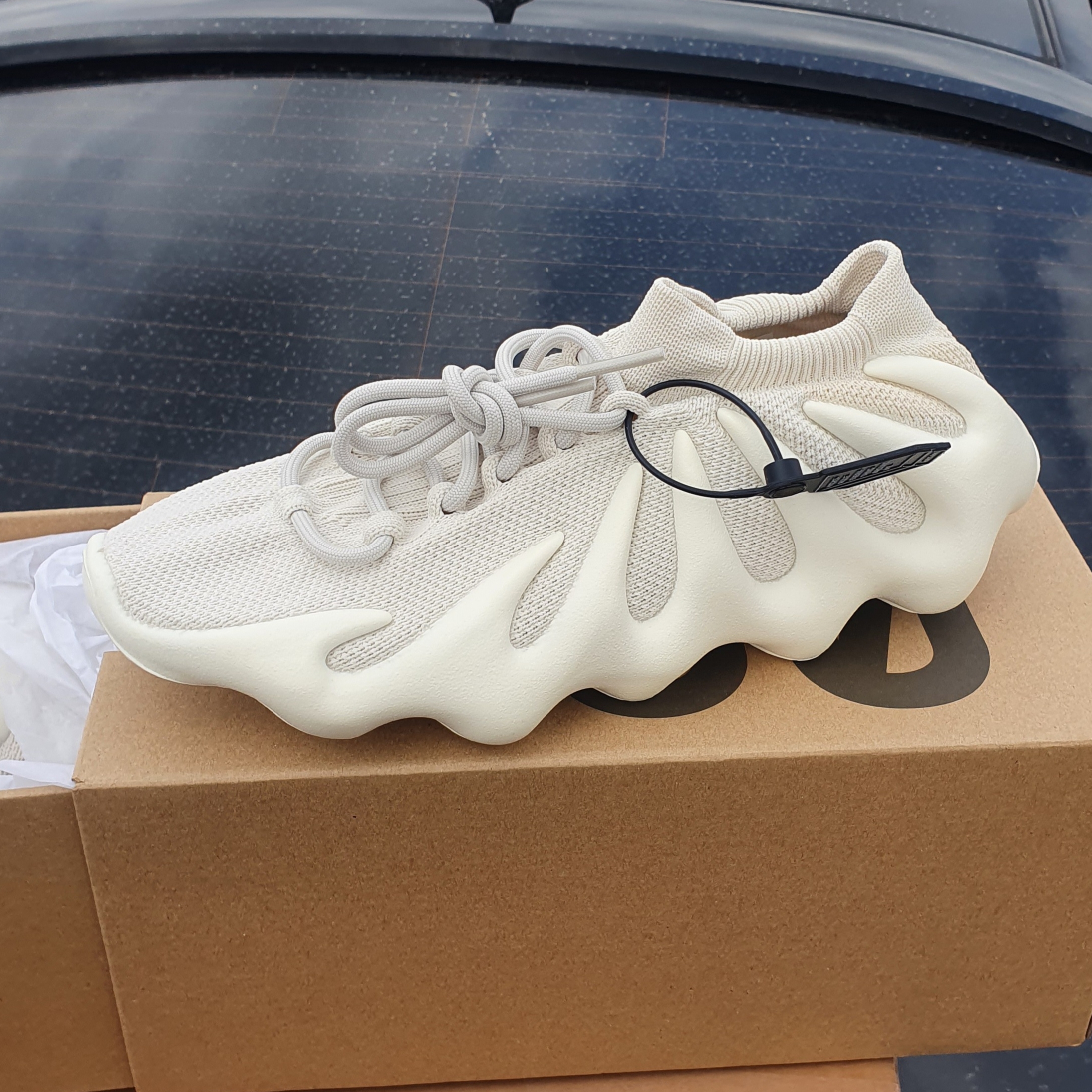 Adidas Yeezy 450 Cloud White 착용 스타일 - 3