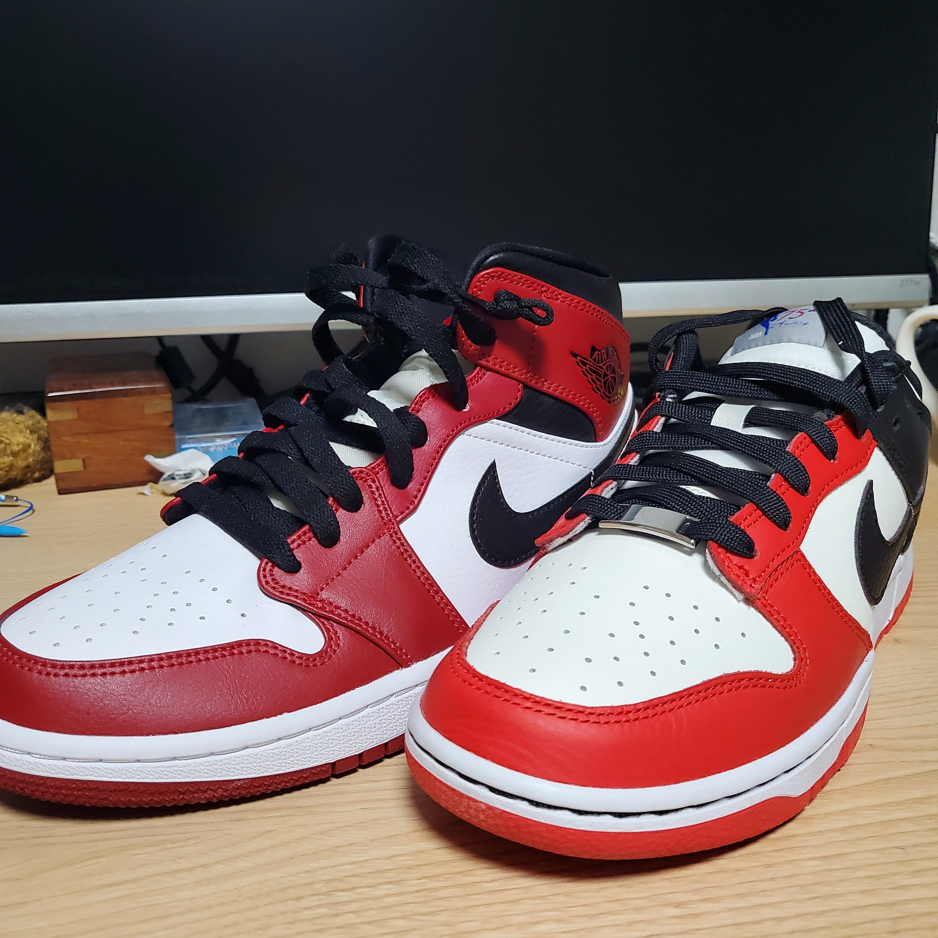 Jordan 1 Mid Chicago 2020, Nike x NBA Dunk Low Retro EMB Black and Chile Red 착용 스타일 - 2