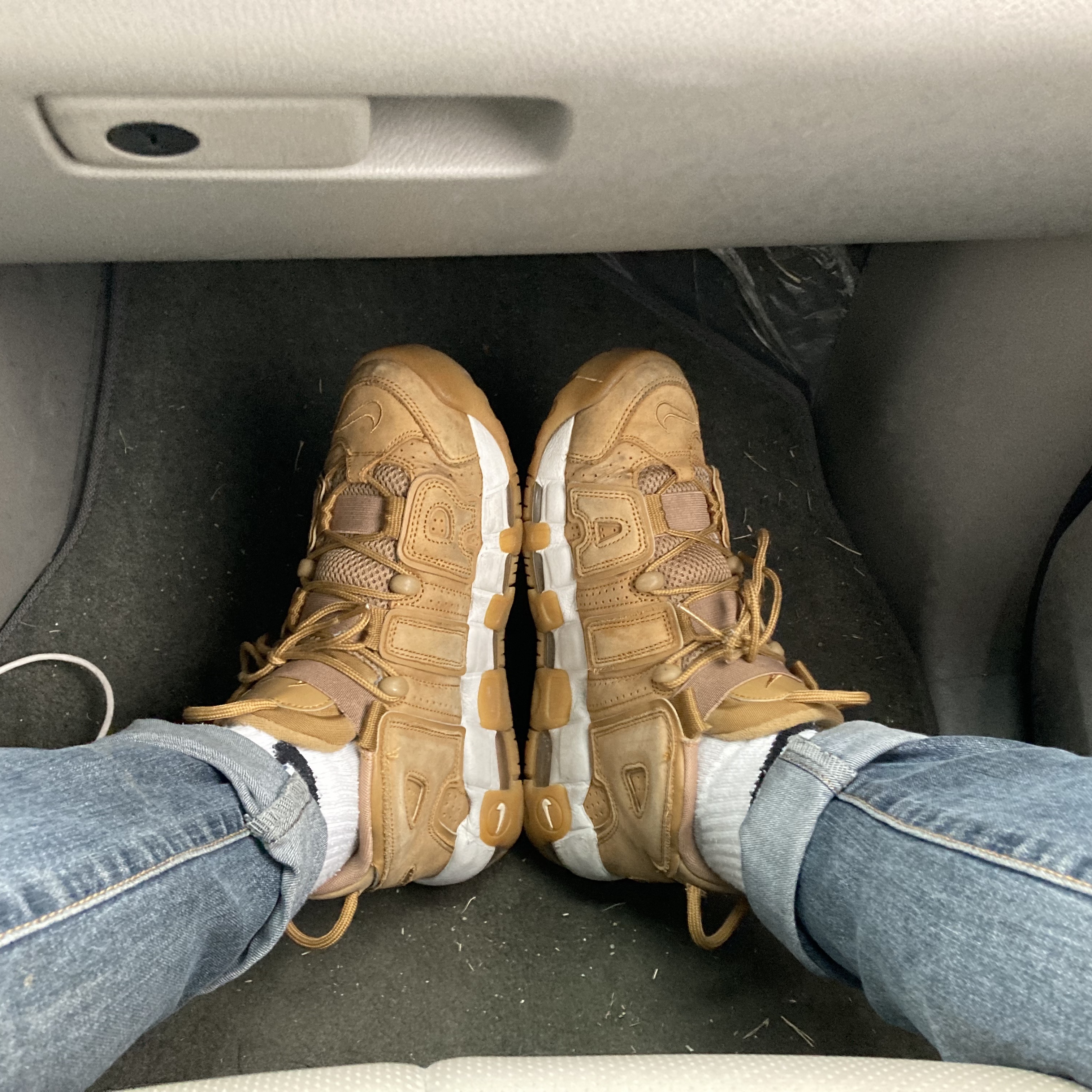 Nike Air More Uptempo Flax 착용 스타일
