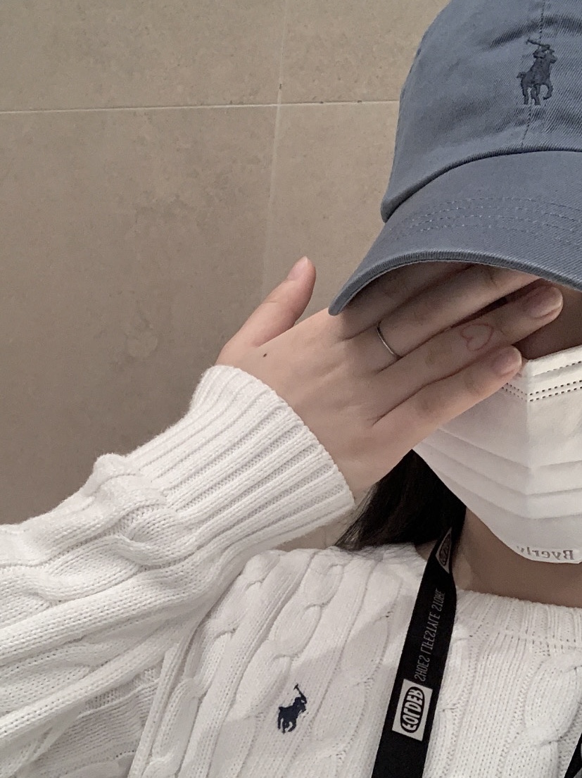 A.P.C. Daniela Shopping Bag Indigo 착용 스타일 - 4