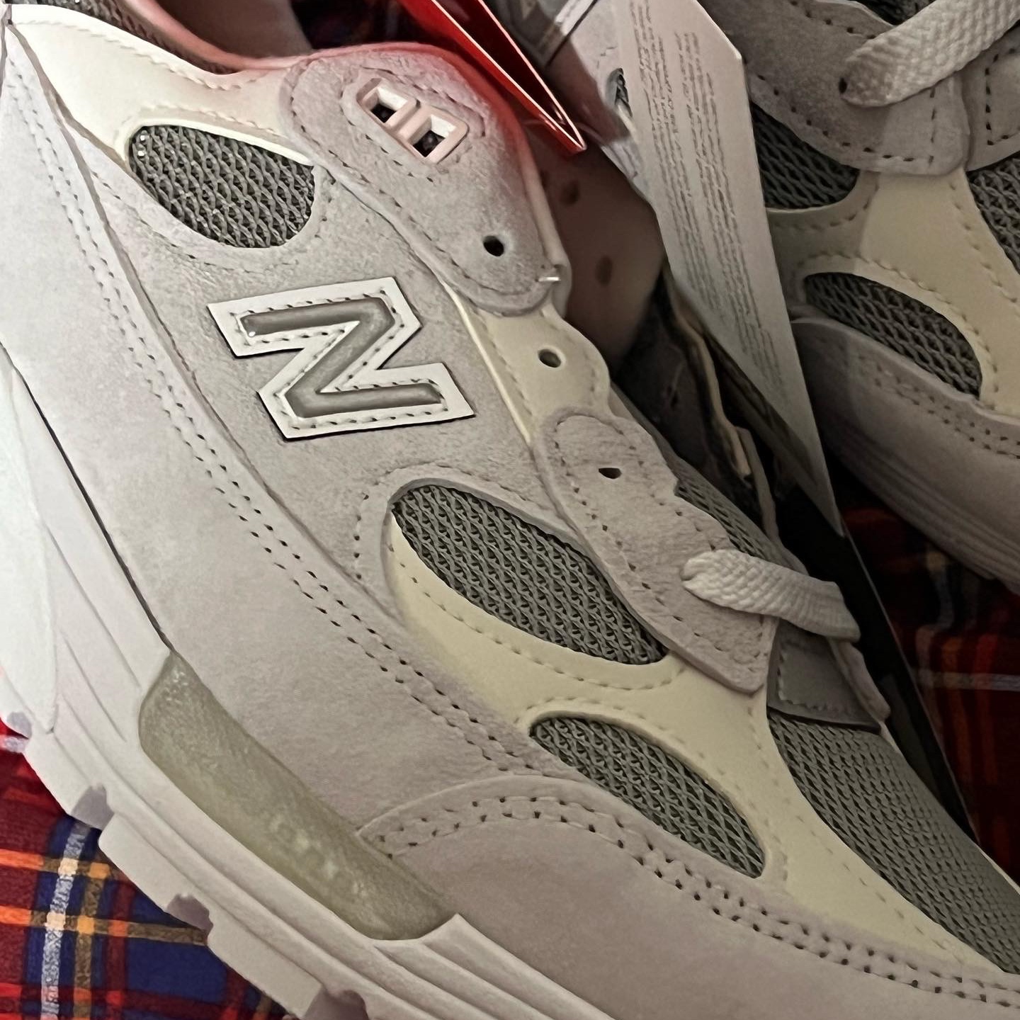 New Balance 992 Made in USA White Silver 착용 스타일 - 2