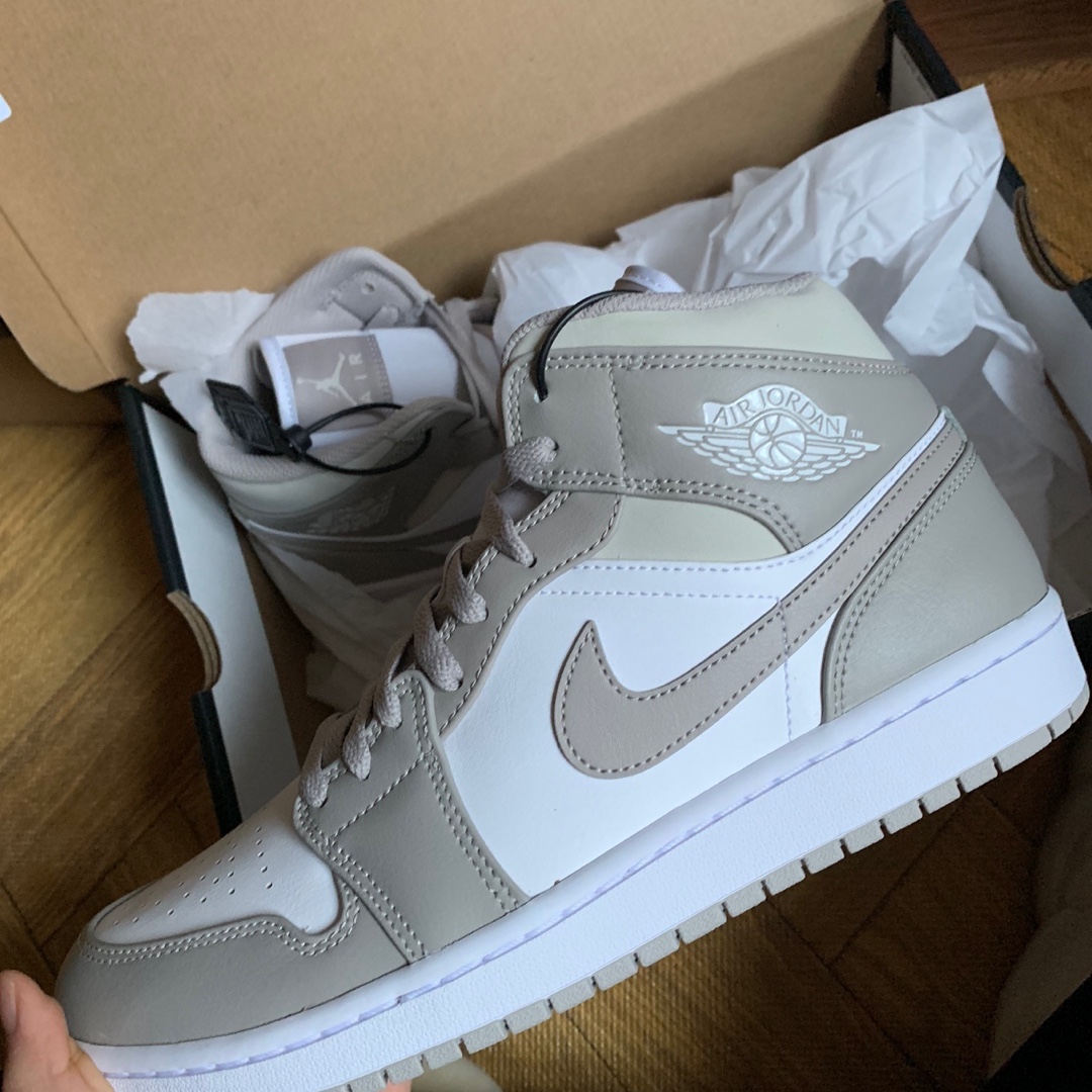 Jordan 1 Mid College Grey 착용 스타일