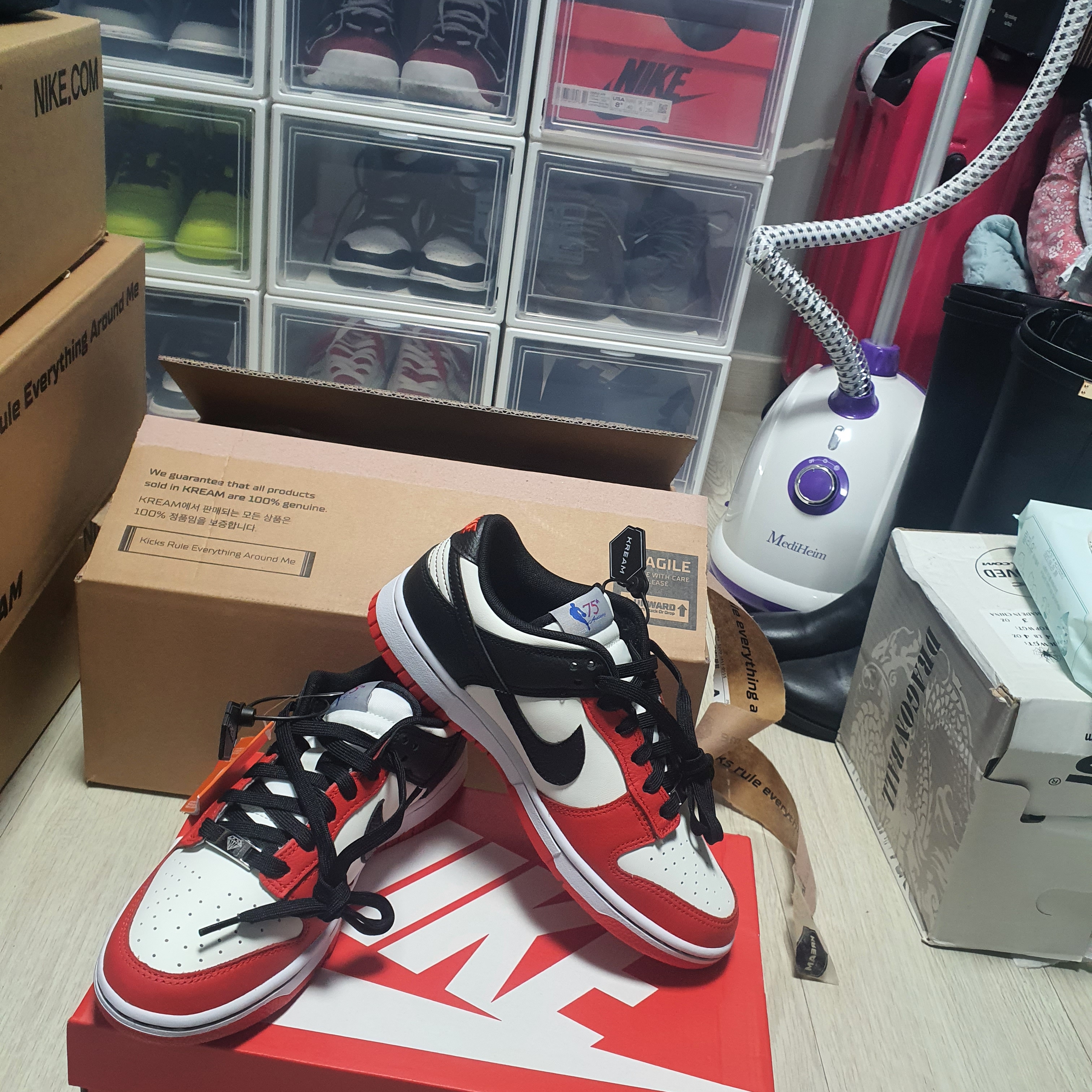 Nike x NBA Dunk Low Retro EMB Black and Chile Red 착용 스타일 - 2