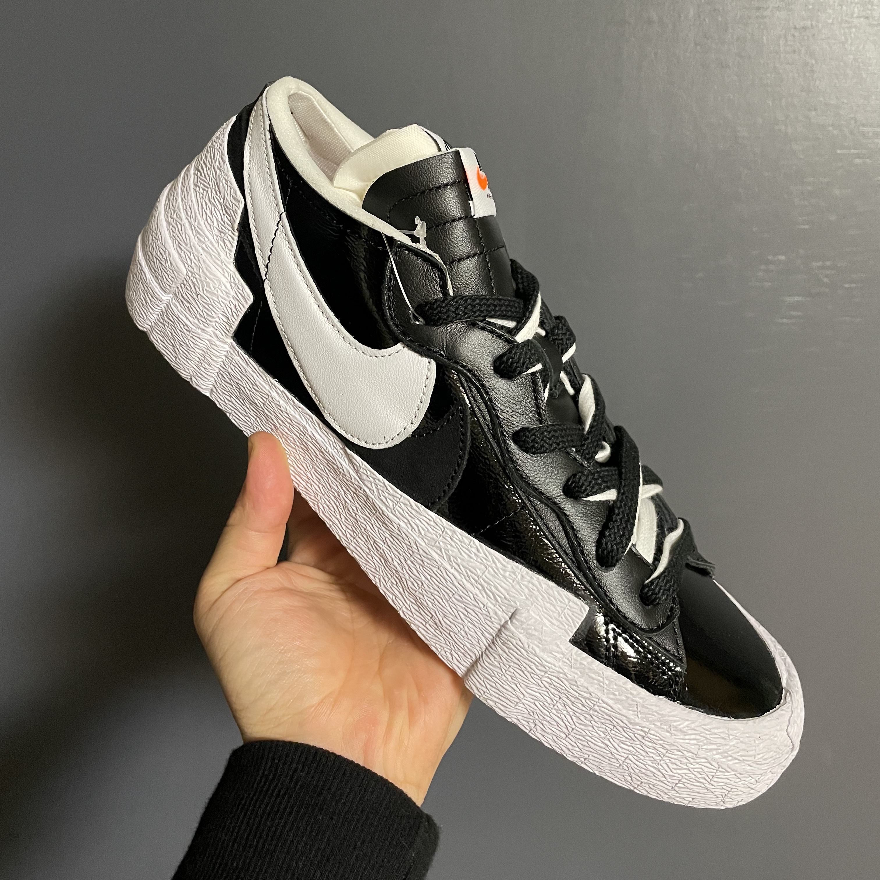 Nike x Sacai Blazer Low Black Patent Leather 착용 스타일 - 1