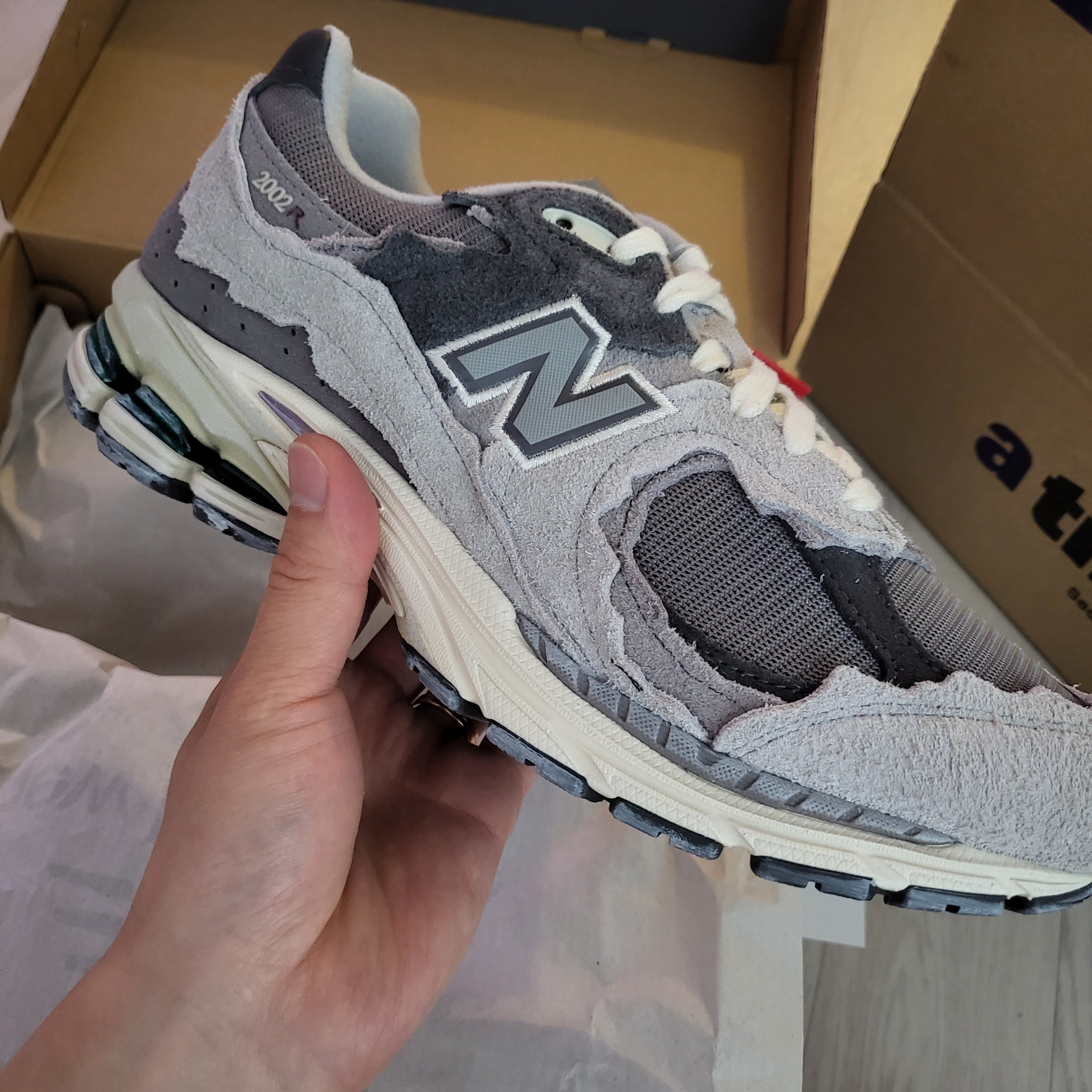 New Balance 2002R Protection Pack Rain Cloud 착용 스타일