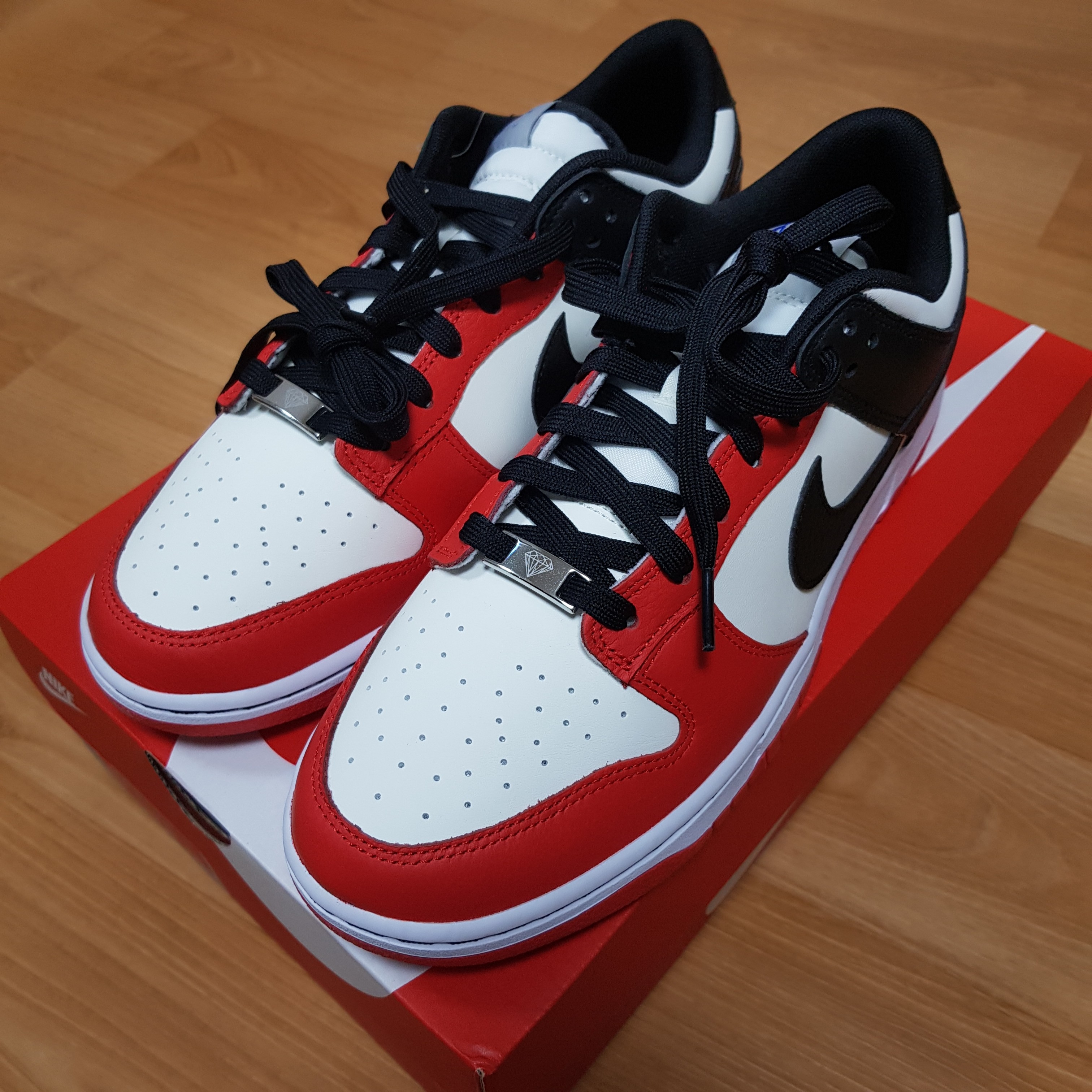 Nike x NBA Dunk Low Retro EMB Black and Chile Red 착용 스타일 - 1
