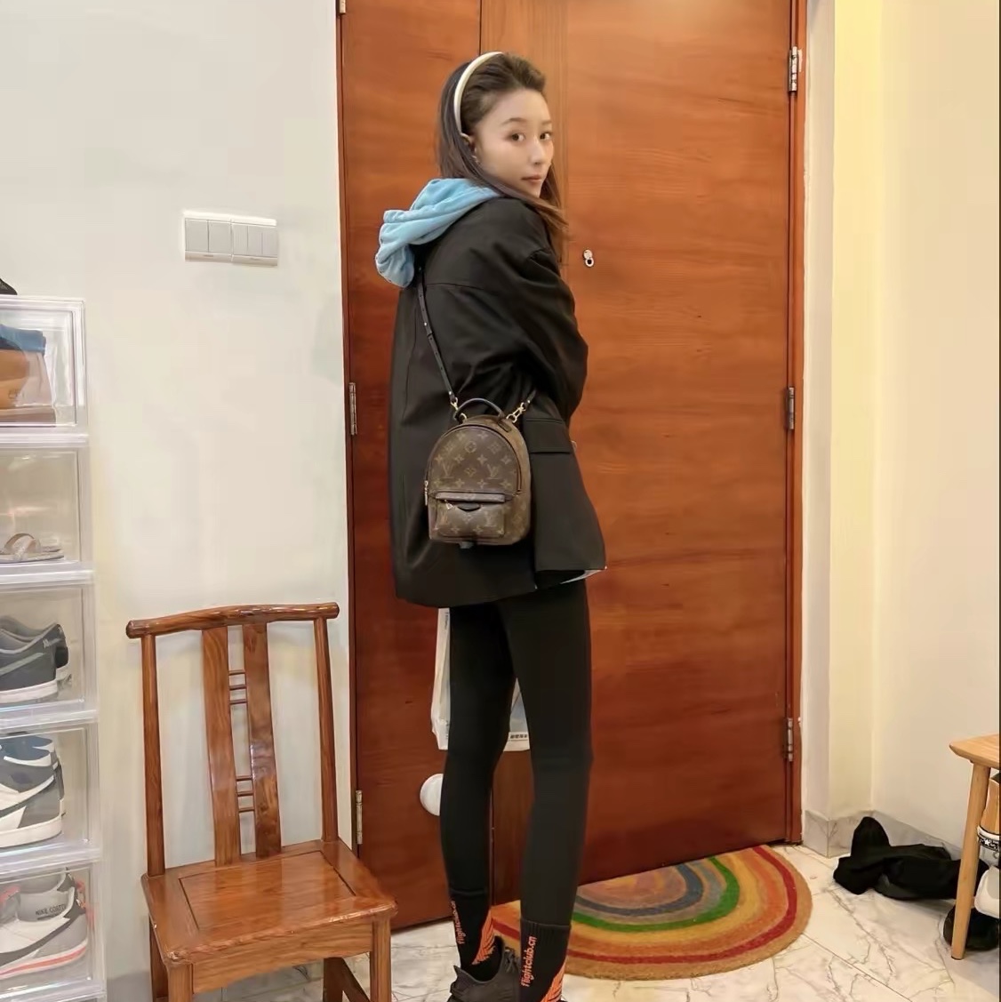 Louis Vuitton Palm Springs Mini Backpack Monogram 착용 스타일