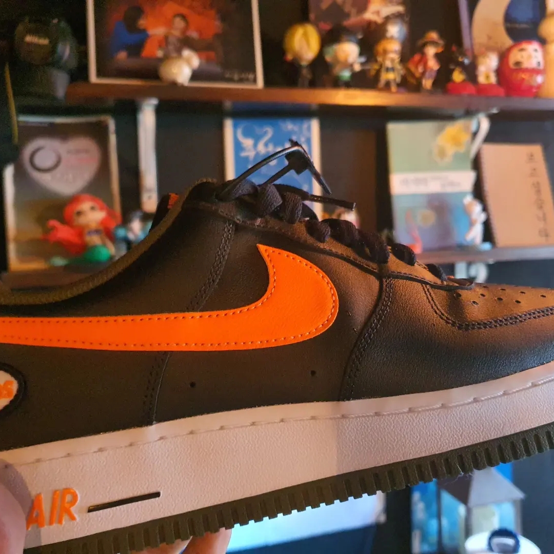 Nike Air Force 1 '07 LV8 Black Total Orange 착용 스타일 - 1