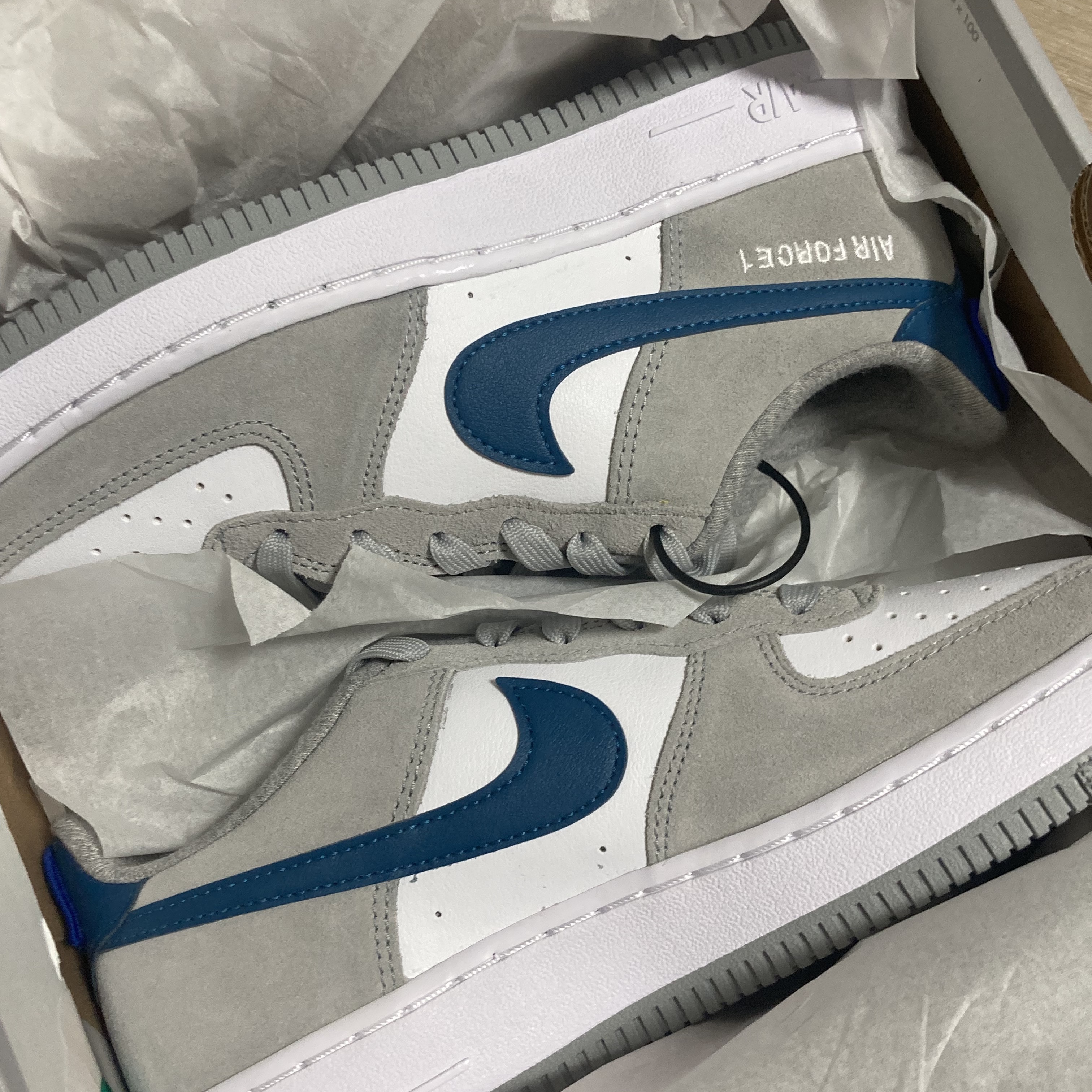 (GS) Nike Air Force 1 LV8 Athletic Club Light Smoke Grey Marina 착용 스타일 - 1