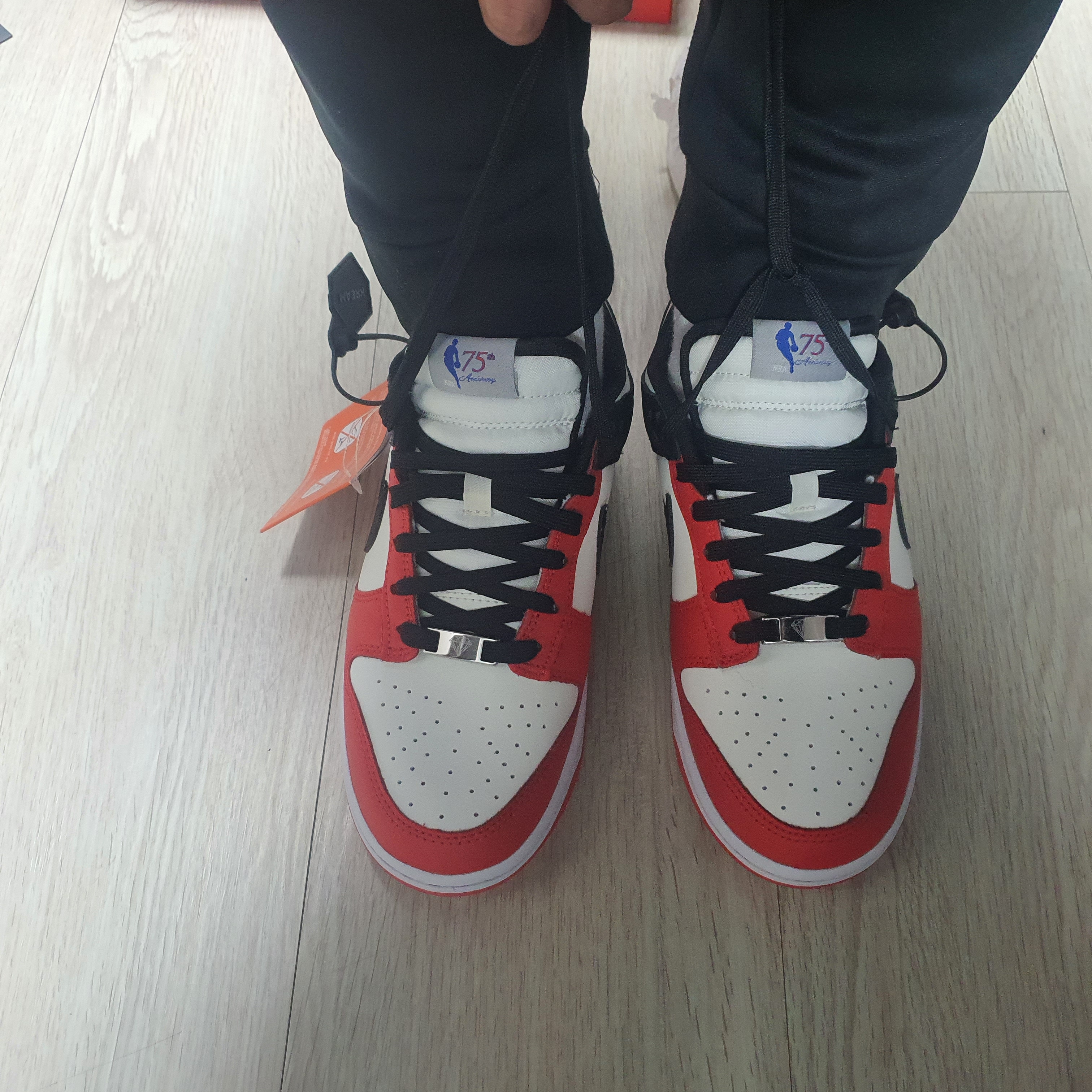 Nike x NBA Dunk Low Retro EMB Black and Chile Red 착용 스타일 - 4