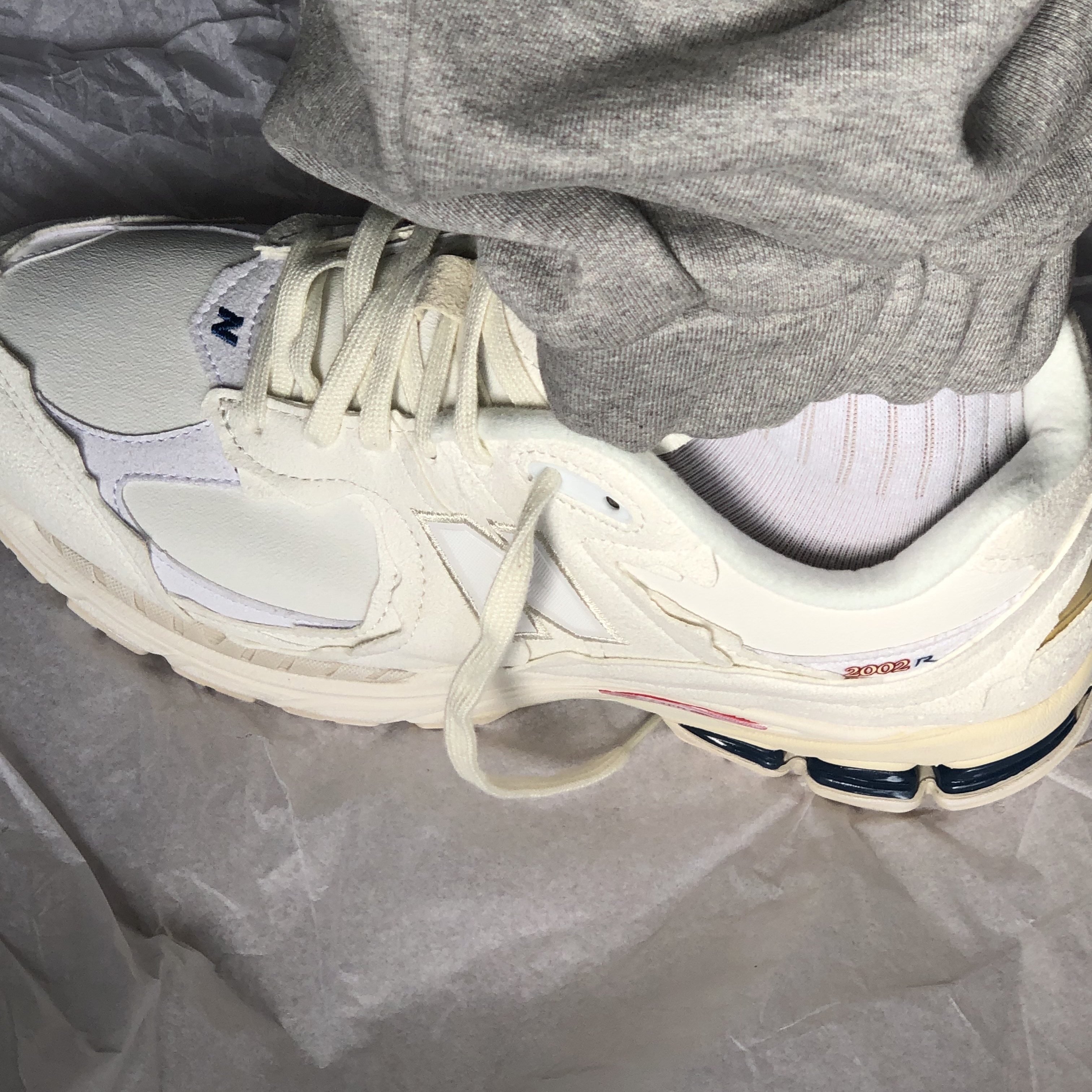 New Balance 2002R Protection Pack Sea Salt 착용 스타일 - 1