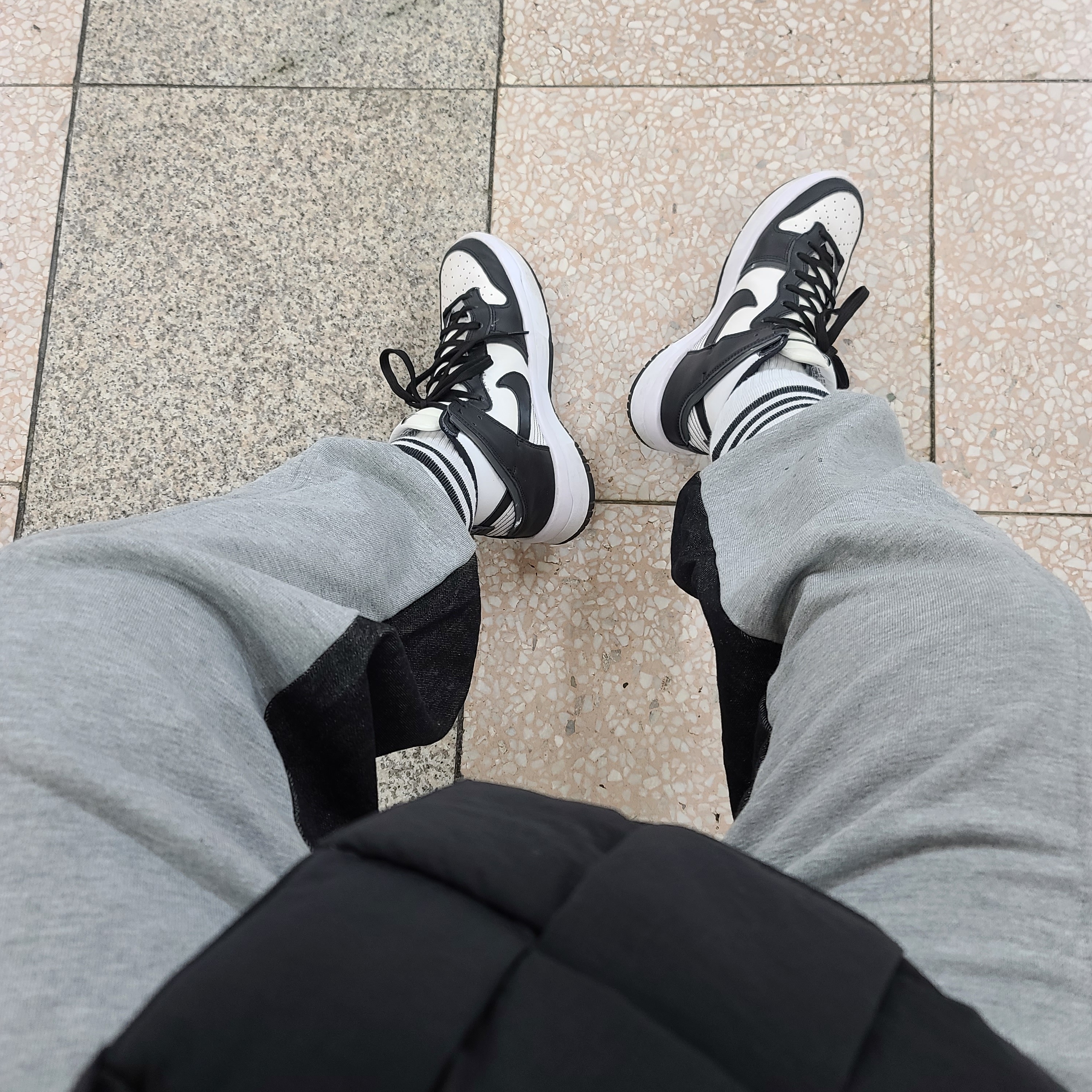 (W) Nike Dunk High Up Black and White, Bottega Veneta Padded Tech Cassette Black 착용 스타일